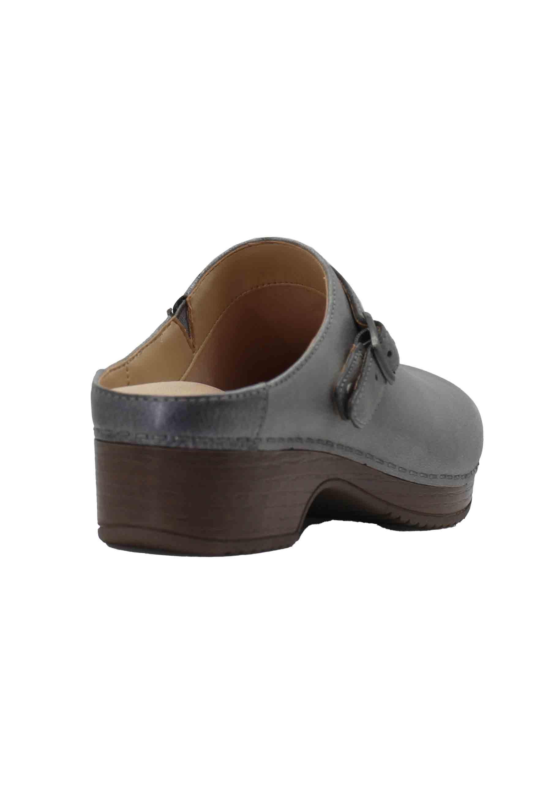 Mule donna in pelle laminata grigia con fibbietta laterale e sottopiede imbottito BERRY 9421-801600 Dansko 