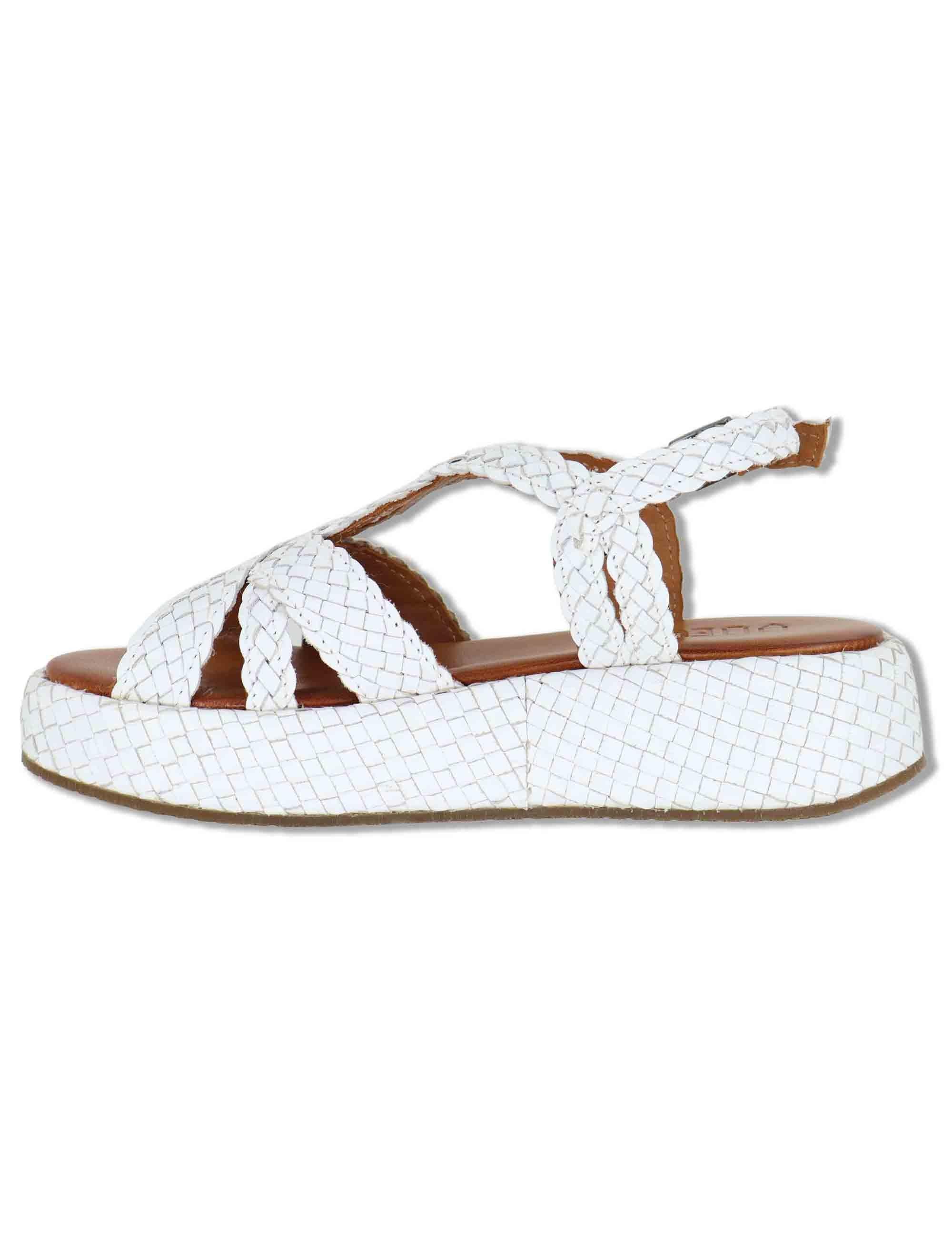 Sandali donna in pelle intrecciata bianca con cinturino e zeppa media WD511R03 500013 Vueva 