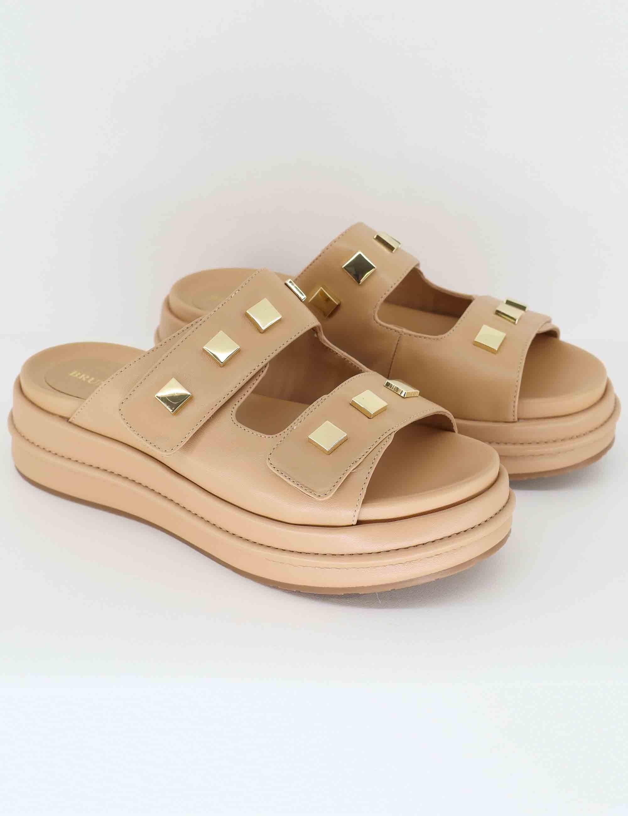 Sandali donna in pelle beige con borchie e zeppa bassa BL4704X 017G Bruno Premi 