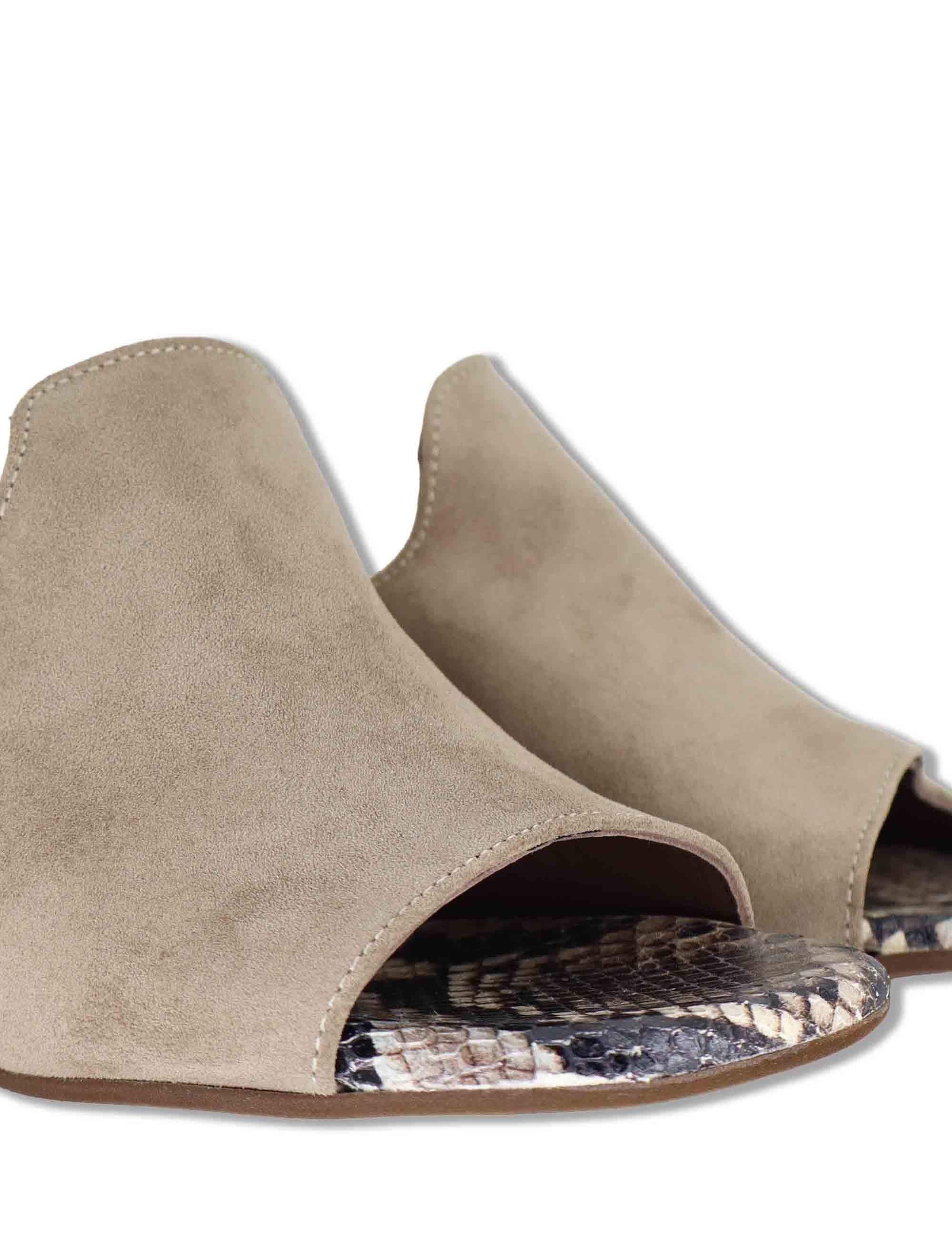 Sandali donna scalzati in camoscio taupe con tacco medio senza cinturini SP8210 033 Spatarella 
