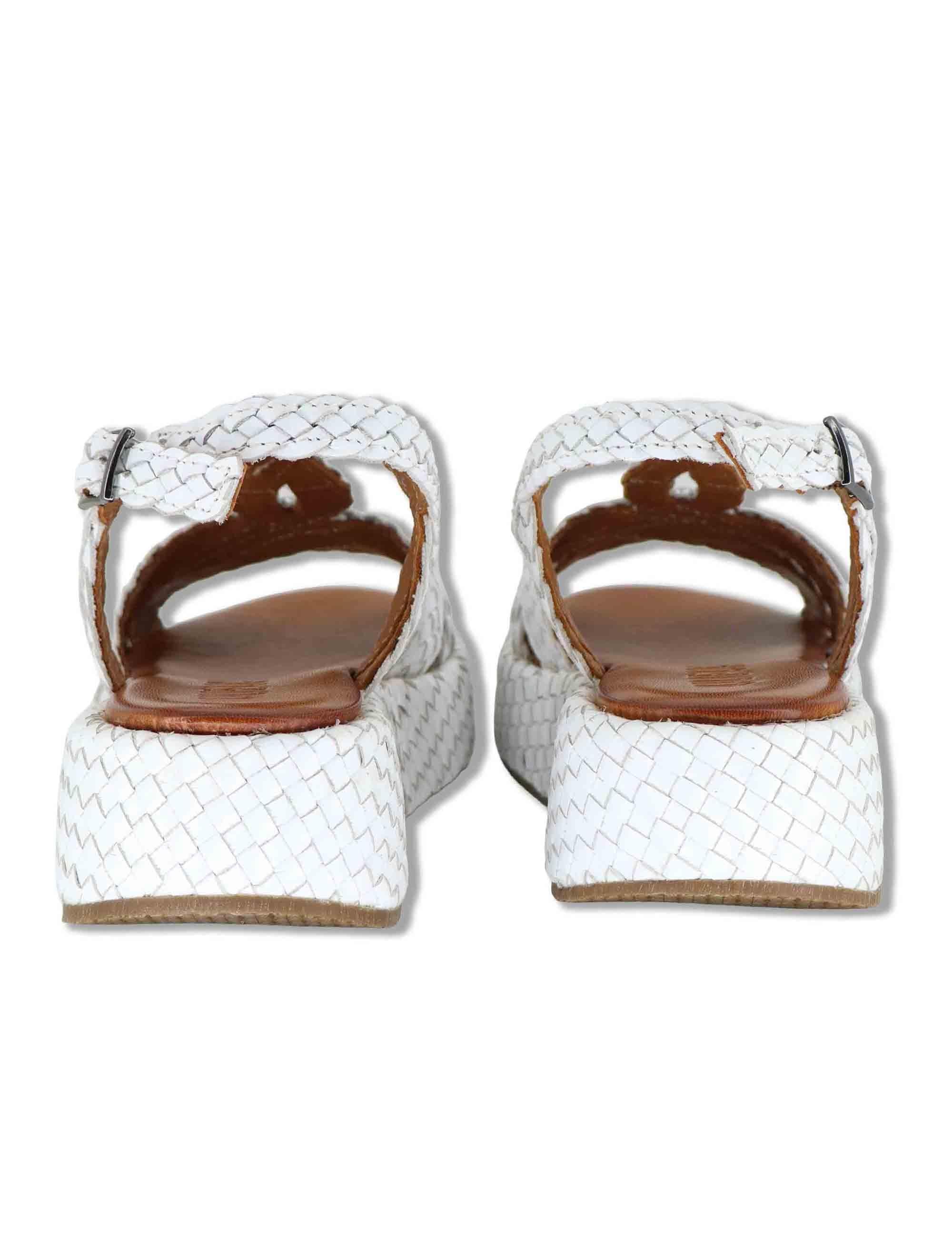 Sandali donna in pelle intrecciata bianca con cinturino e zeppa media WD511R03 500013 Vueva 