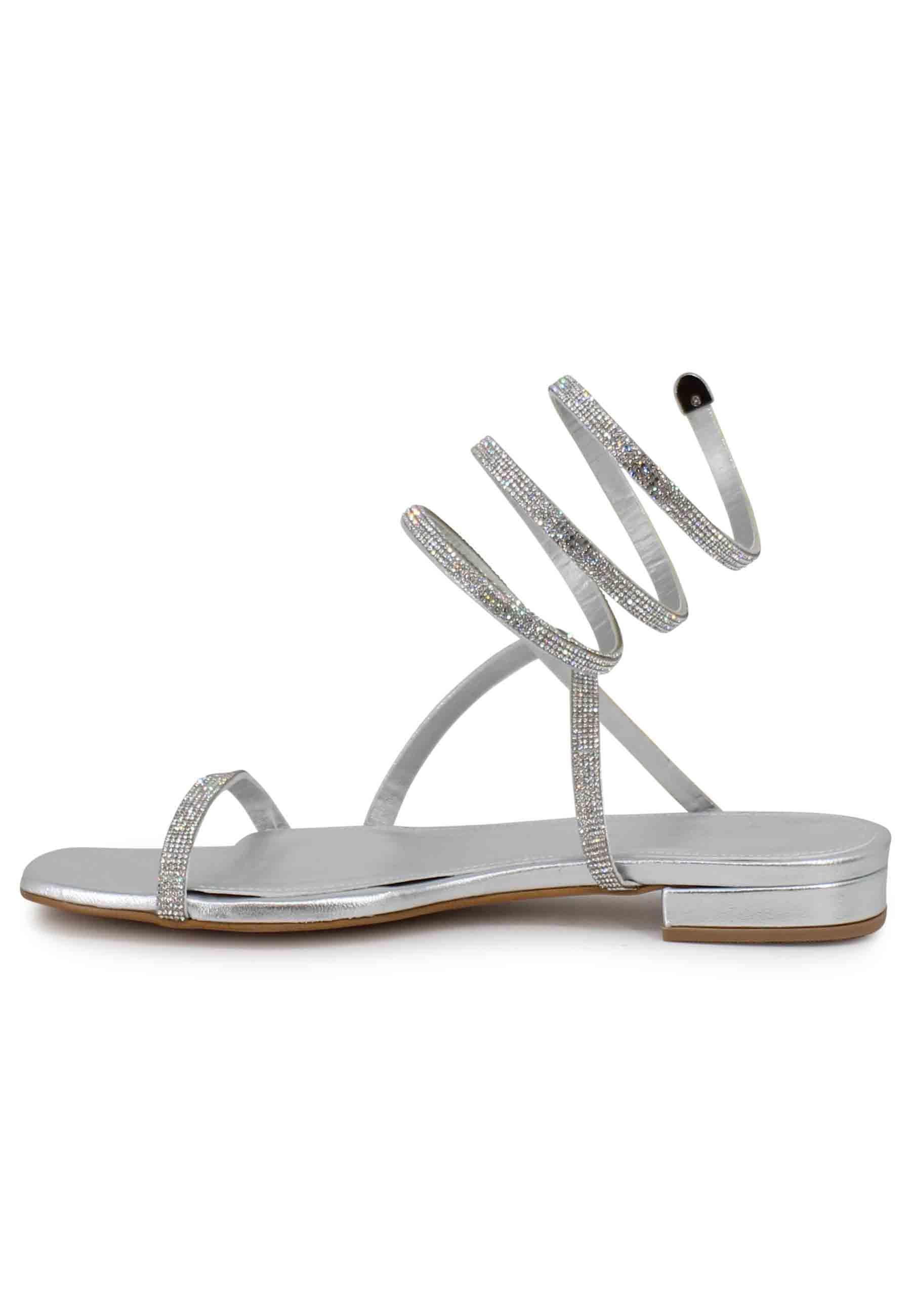 Sandali bassi donna in tessuto argento con strass e cavigliera a serpente 658 600 Tsakiris Mallas 