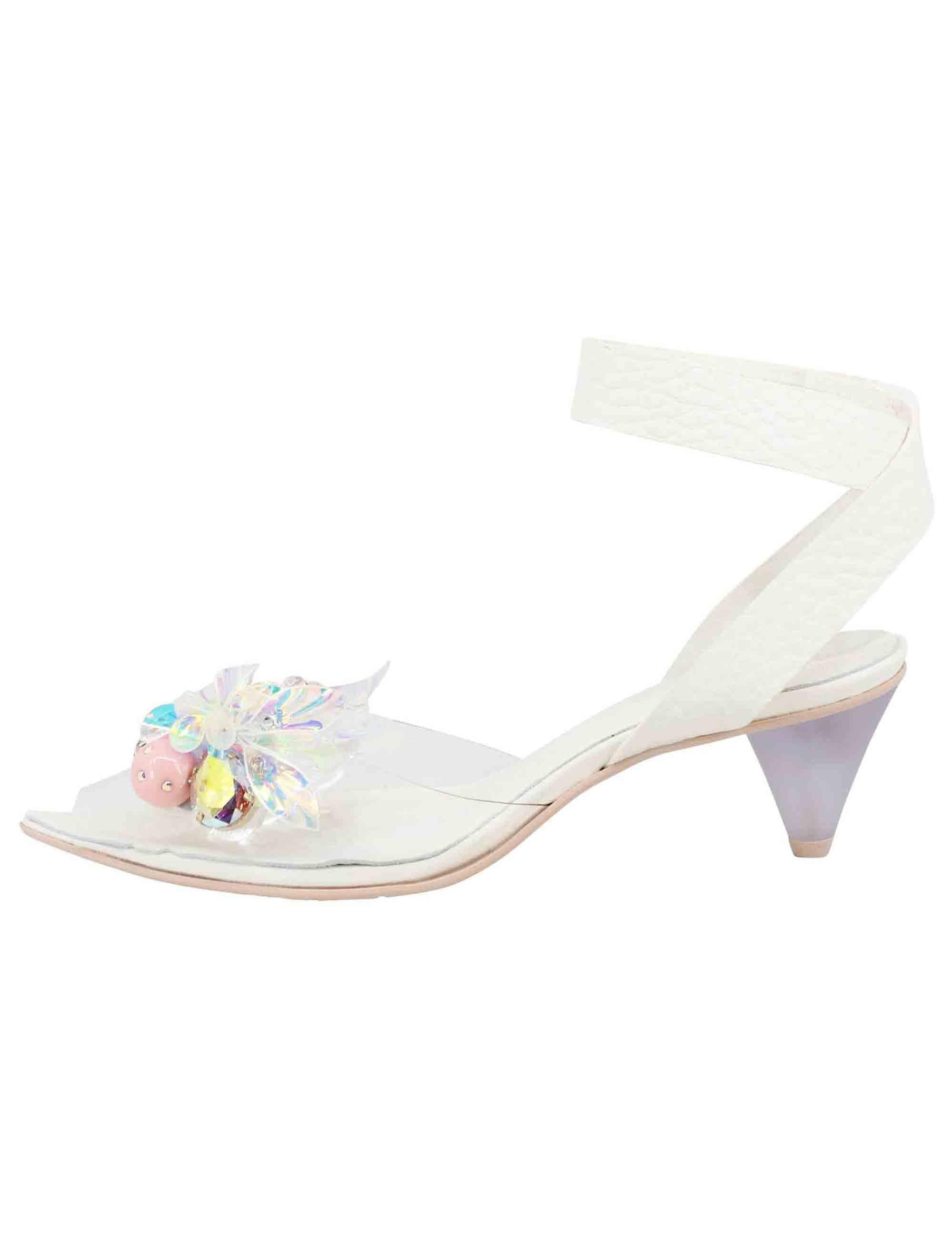 Sandali donna in pelle bianca con cinturino alla caviglia e accessori