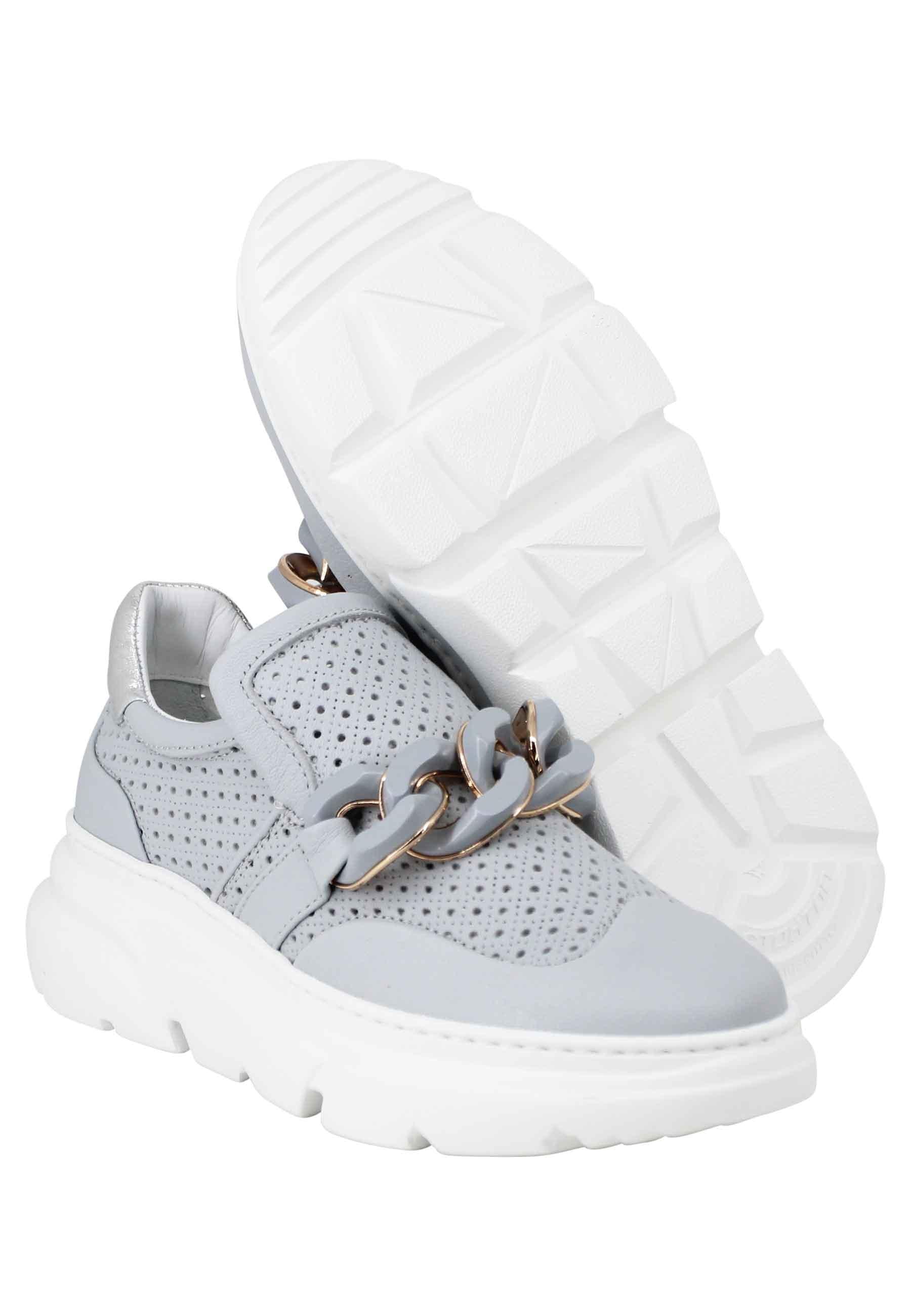 Sneakers donna in pelle celeste forata con catena tono su tono LAILA PSMCLO Stokton 