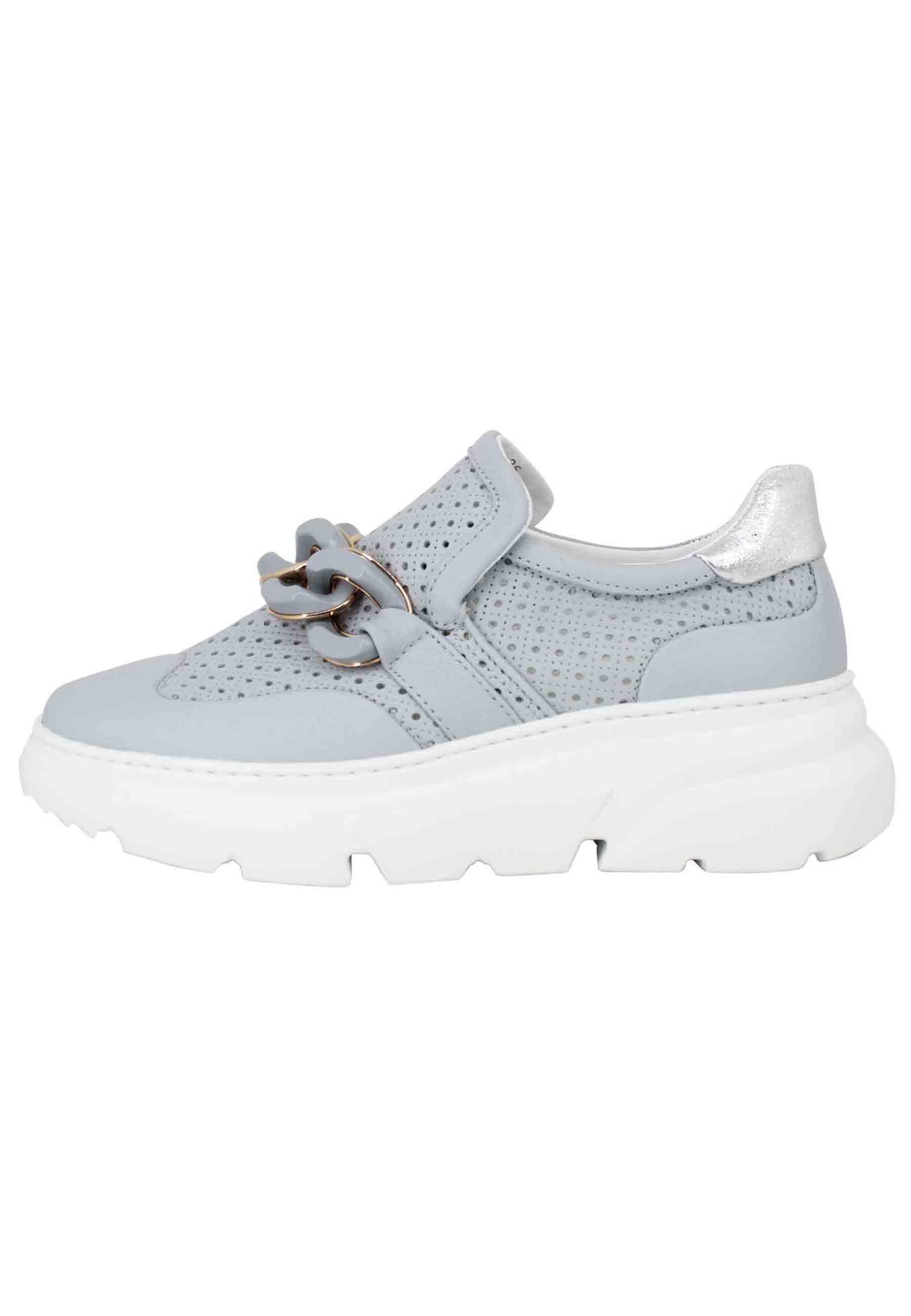 Sneakers donna in pelle celeste forata con catena tono su tono LAILA PSMCLO Stokton 