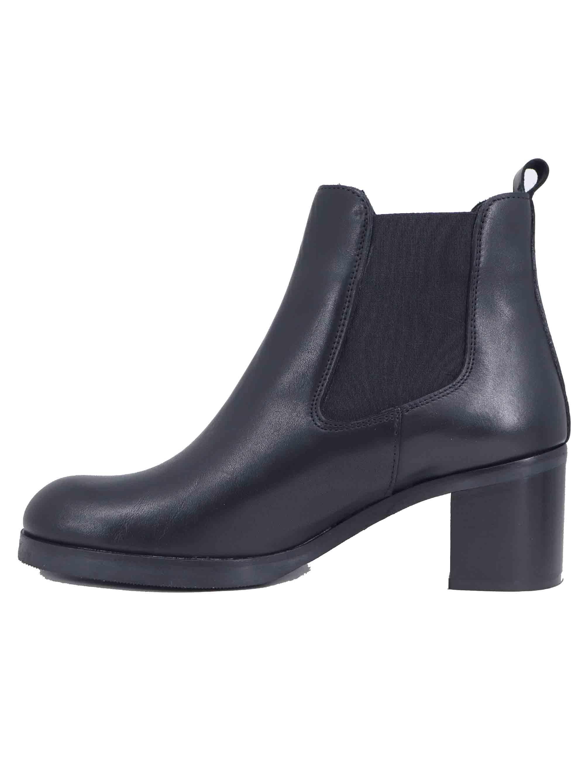 Chelsea boot donna in pelle nera con tacco medio SPTR3006 001 Spatarella 