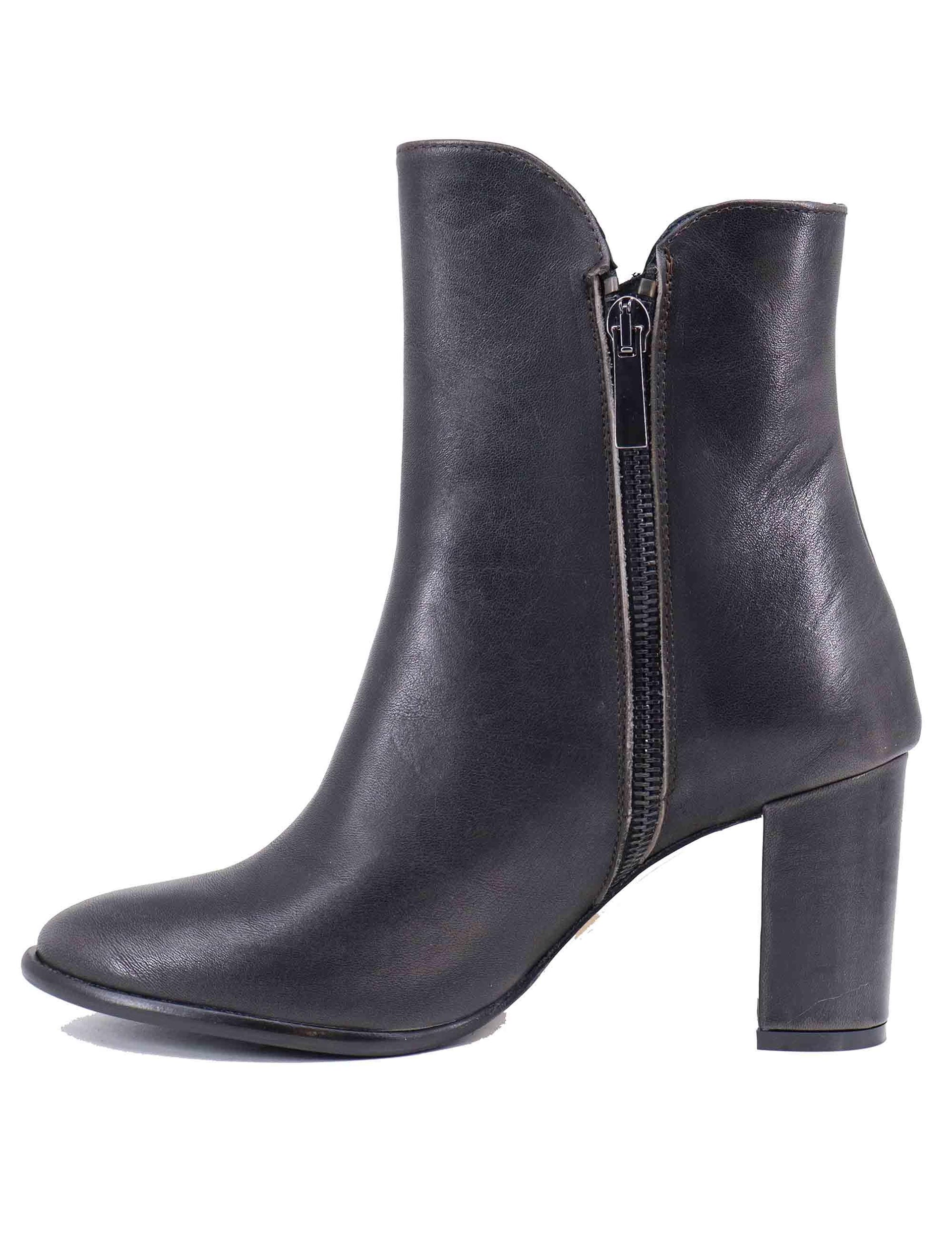 Stivaletti donna in pelle grigia con nappine laterali TR2443/G 029 L'Arianna 