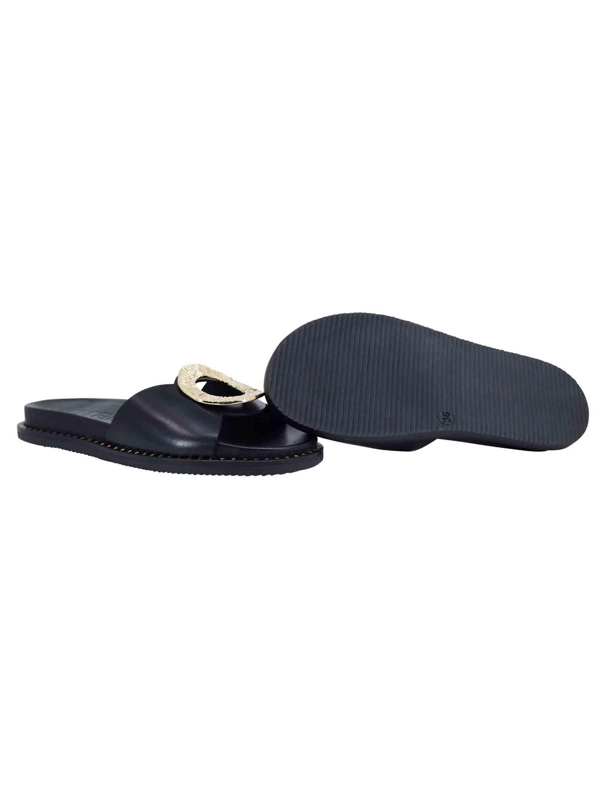 Sandali donna flat in pelle nera con fussbett e fibbia in oro K652 001 Kotris 