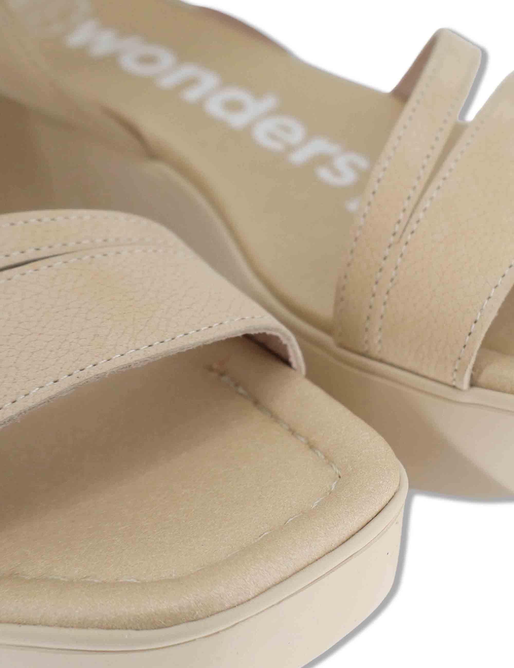 Sandali donna in pelle beige con cinturino alla caviglia e zeppa in gomma B-1001 020 Wonders 