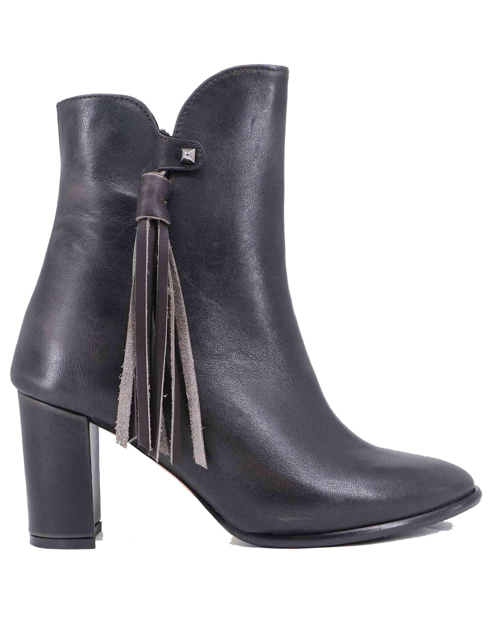 Stivaletti donna in pelle grigia con nappine laterali TR2443/G 029 L'Arianna 