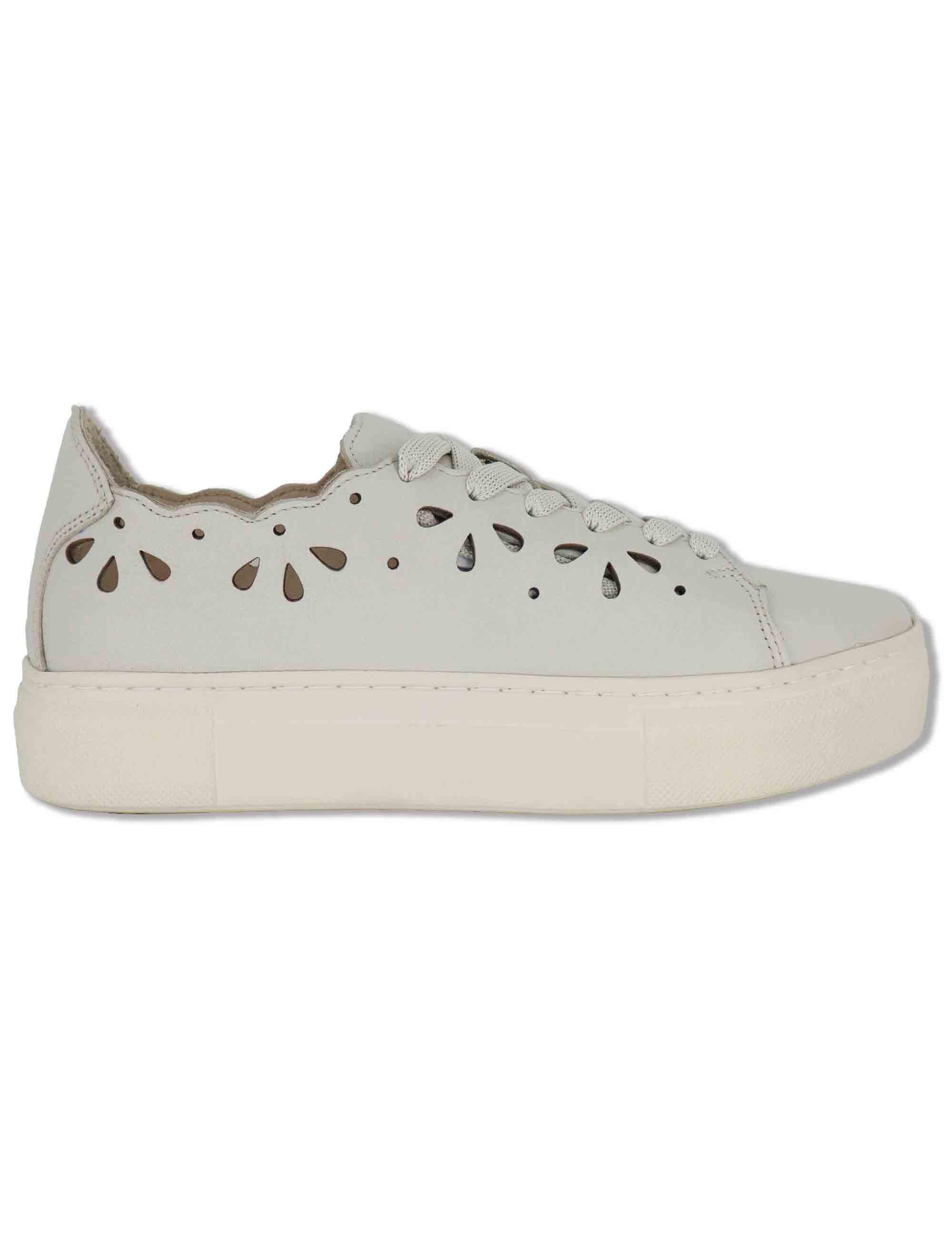 Sneakers donna in pelle beige forate con suola alta in gomma SP600021 016 Spatarella 