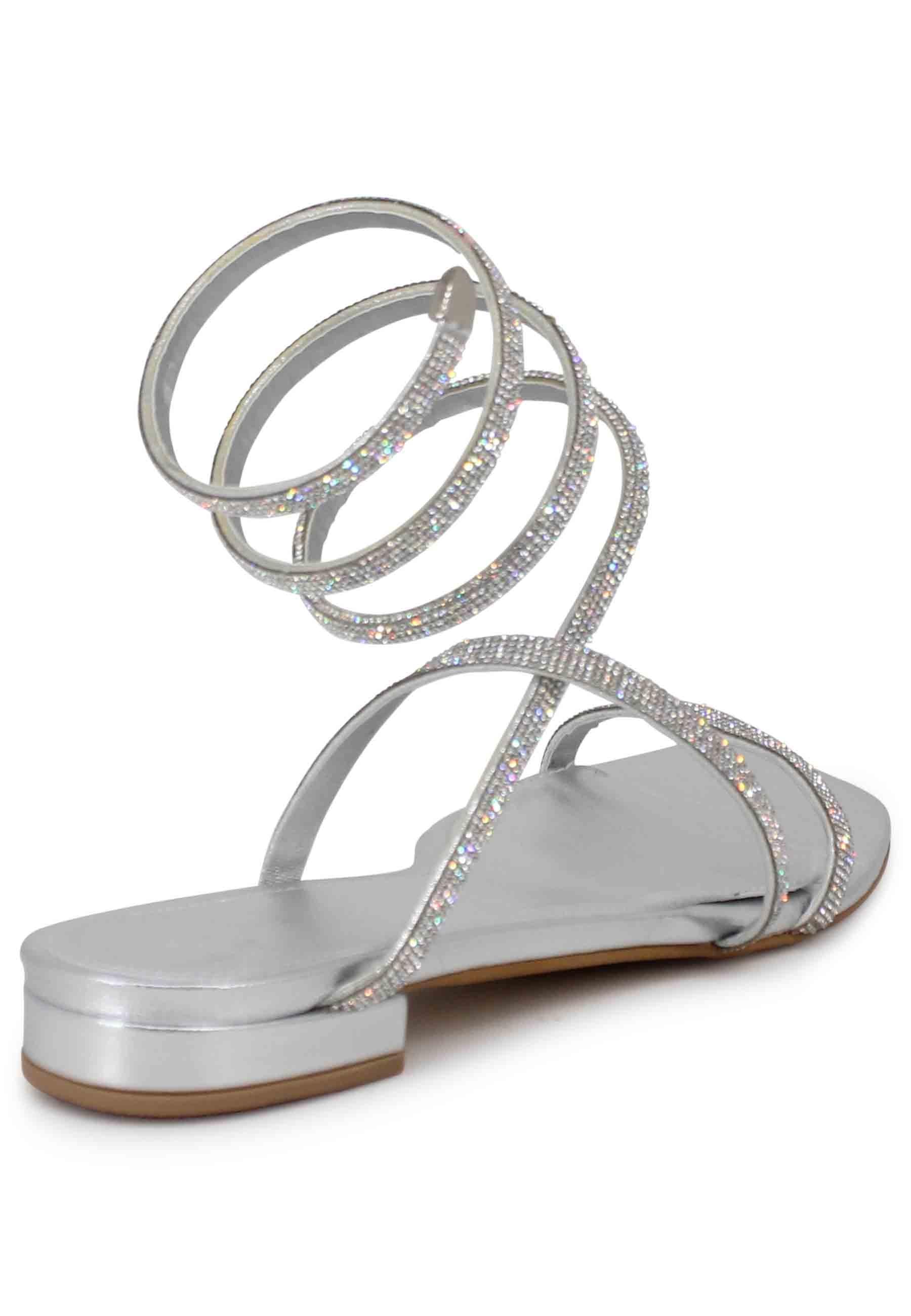 Sandali bassi donna in tessuto argento con strass e cavigliera a serpente 658 600 Tsakiris Mallas 