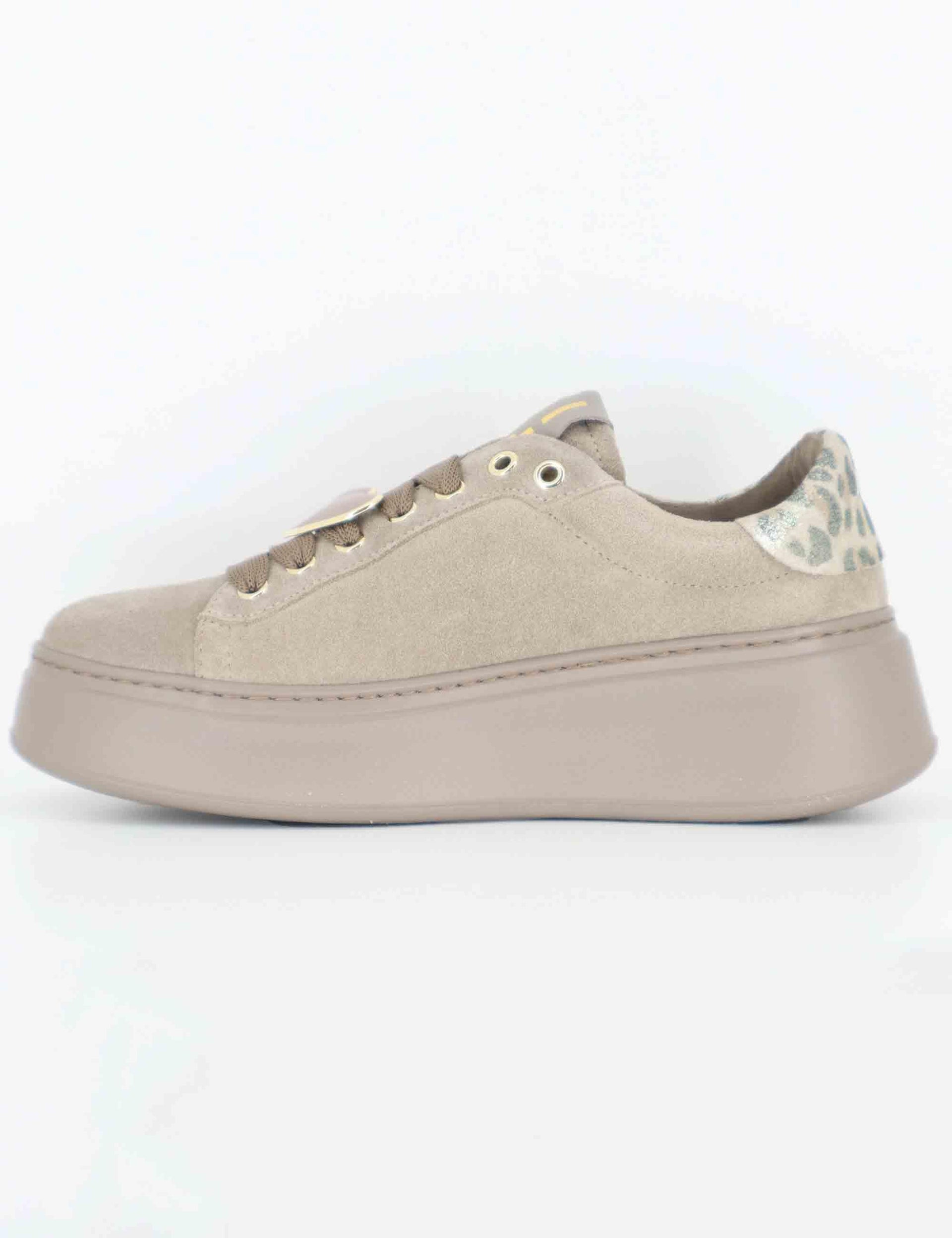 Sneakers donna in camoscio tauope con charms e suola alta in gomma. PIA 430A Gio + 
