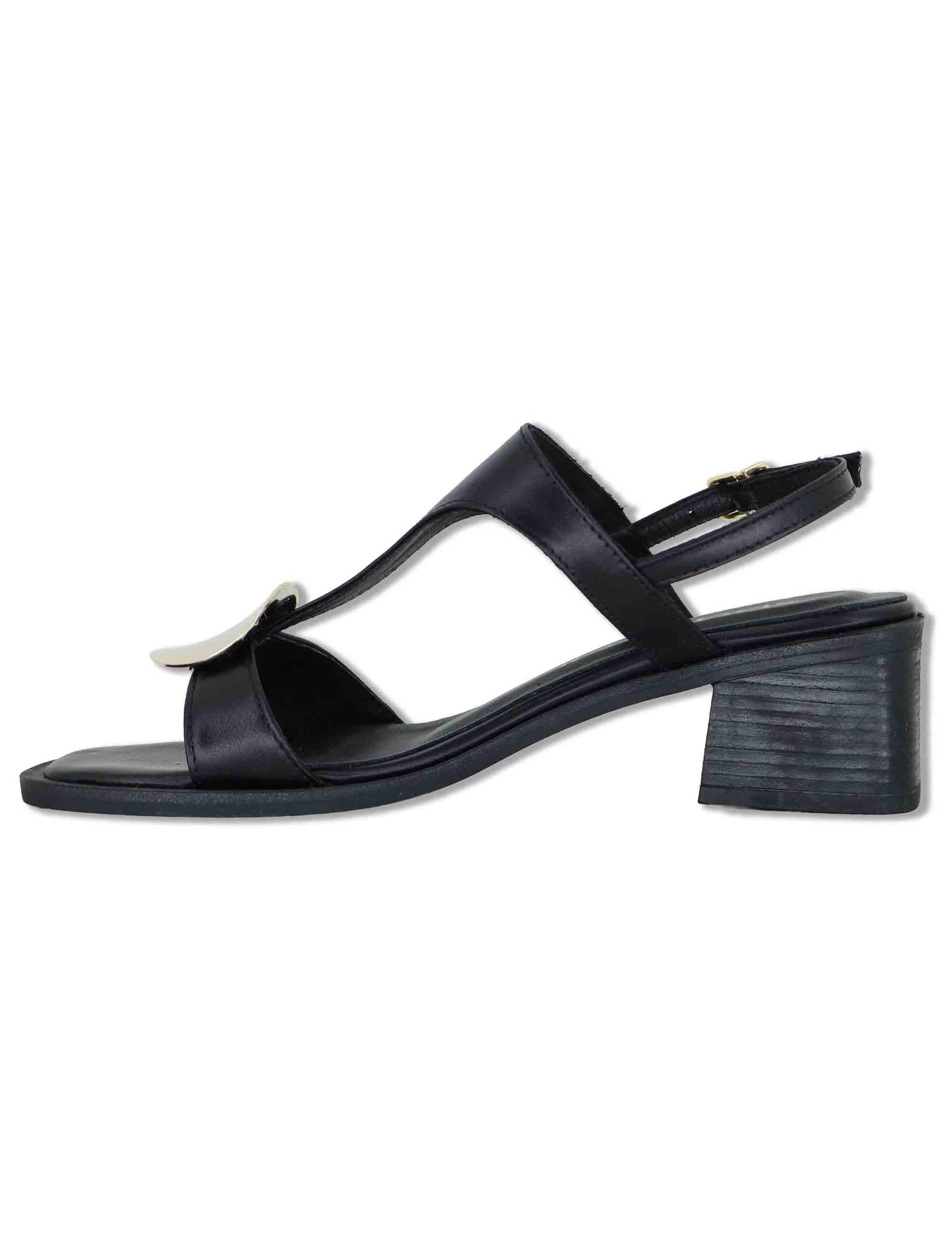 Sandali donna in pelle nera con borchia oro cinturino posteriore e tacco medio SP262065 001 Spatarella 