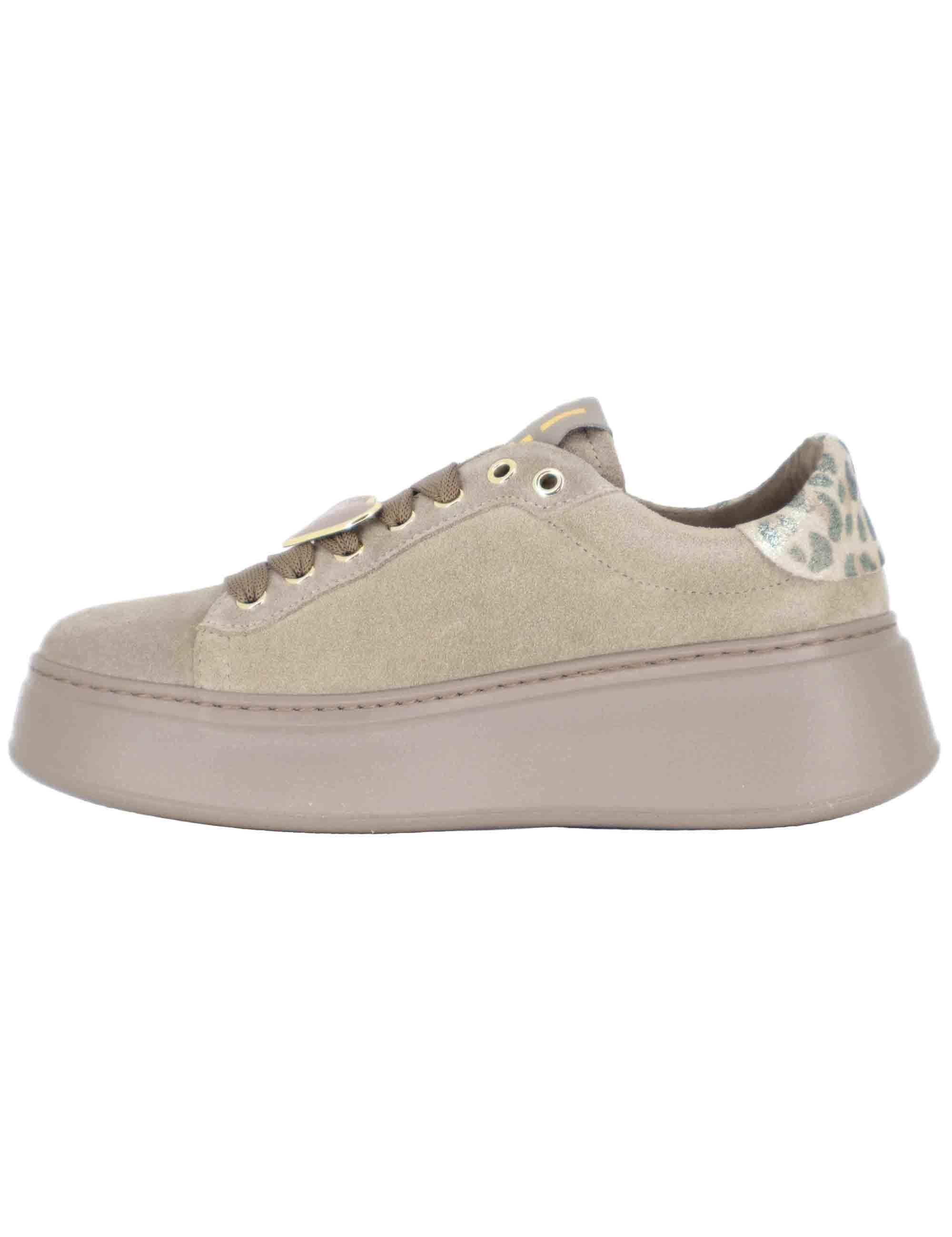 Sneakers donna in camoscio beige con charms e suola alta in gomma PIA 428A Gio + 