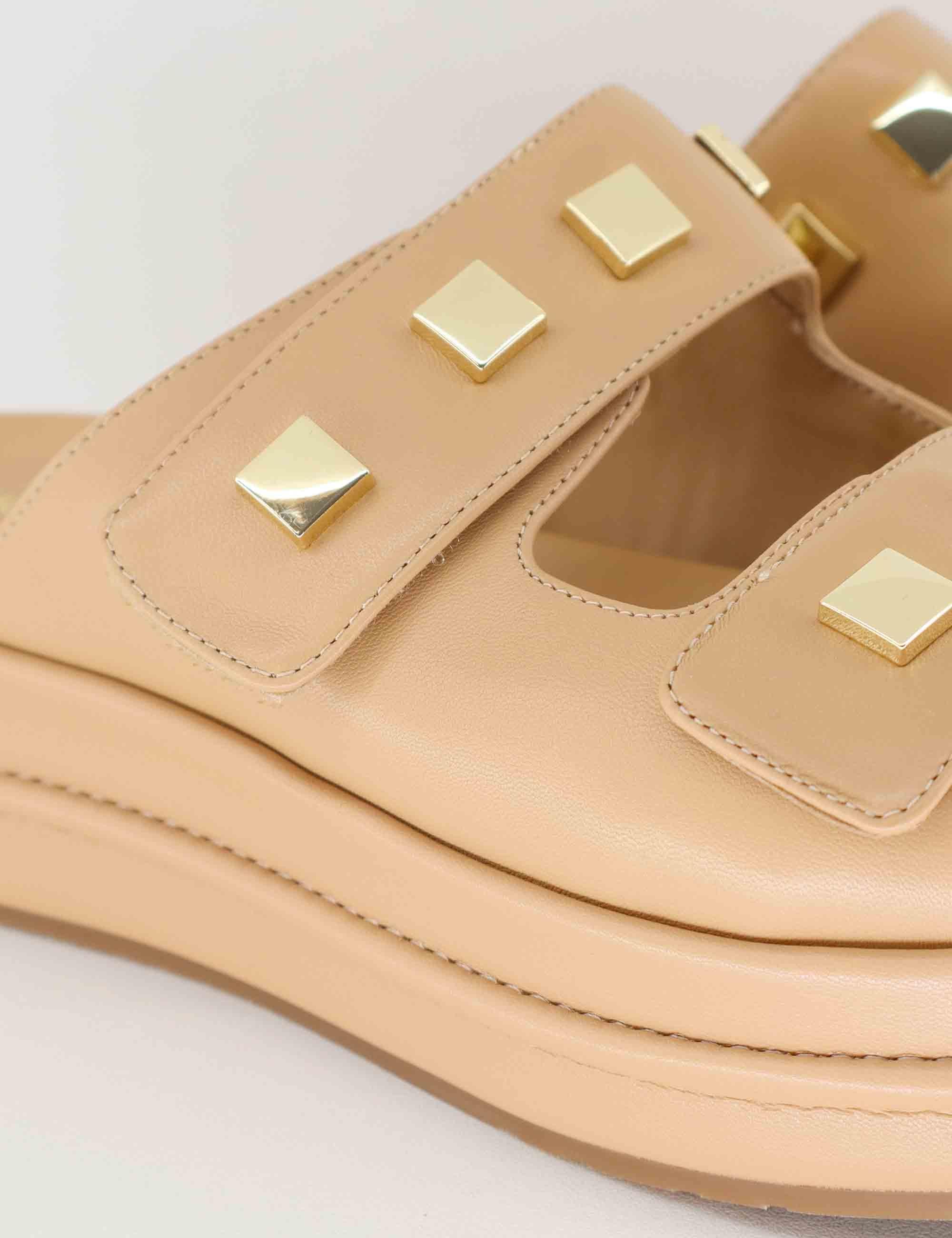 Sandali donna in pelle beige con borchie e zeppa bassa BL4704X 017G Bruno Premi 