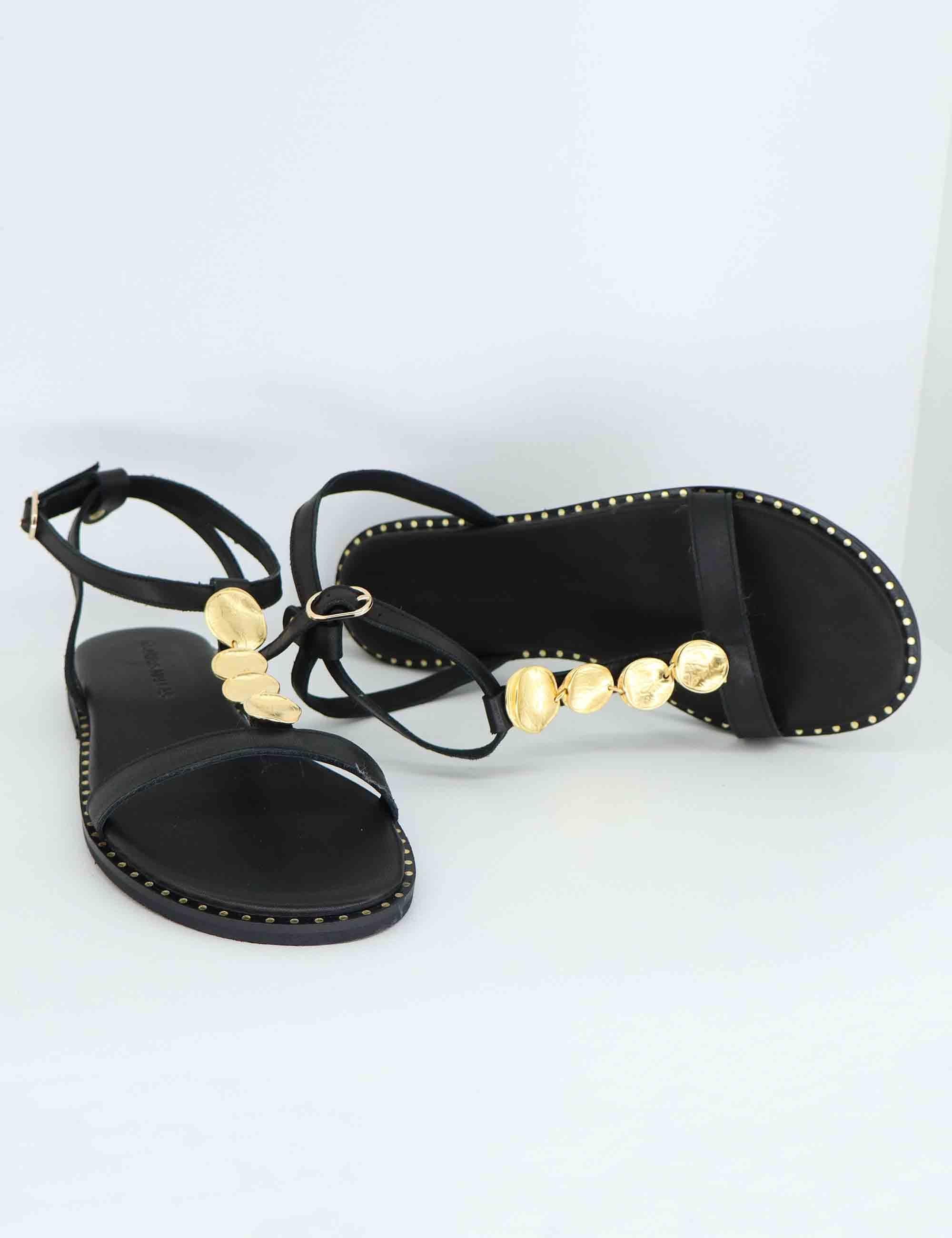 Sandali flat donna in pelle nera con medaglie oro U41005821002 582 Tsakiris Mallas 