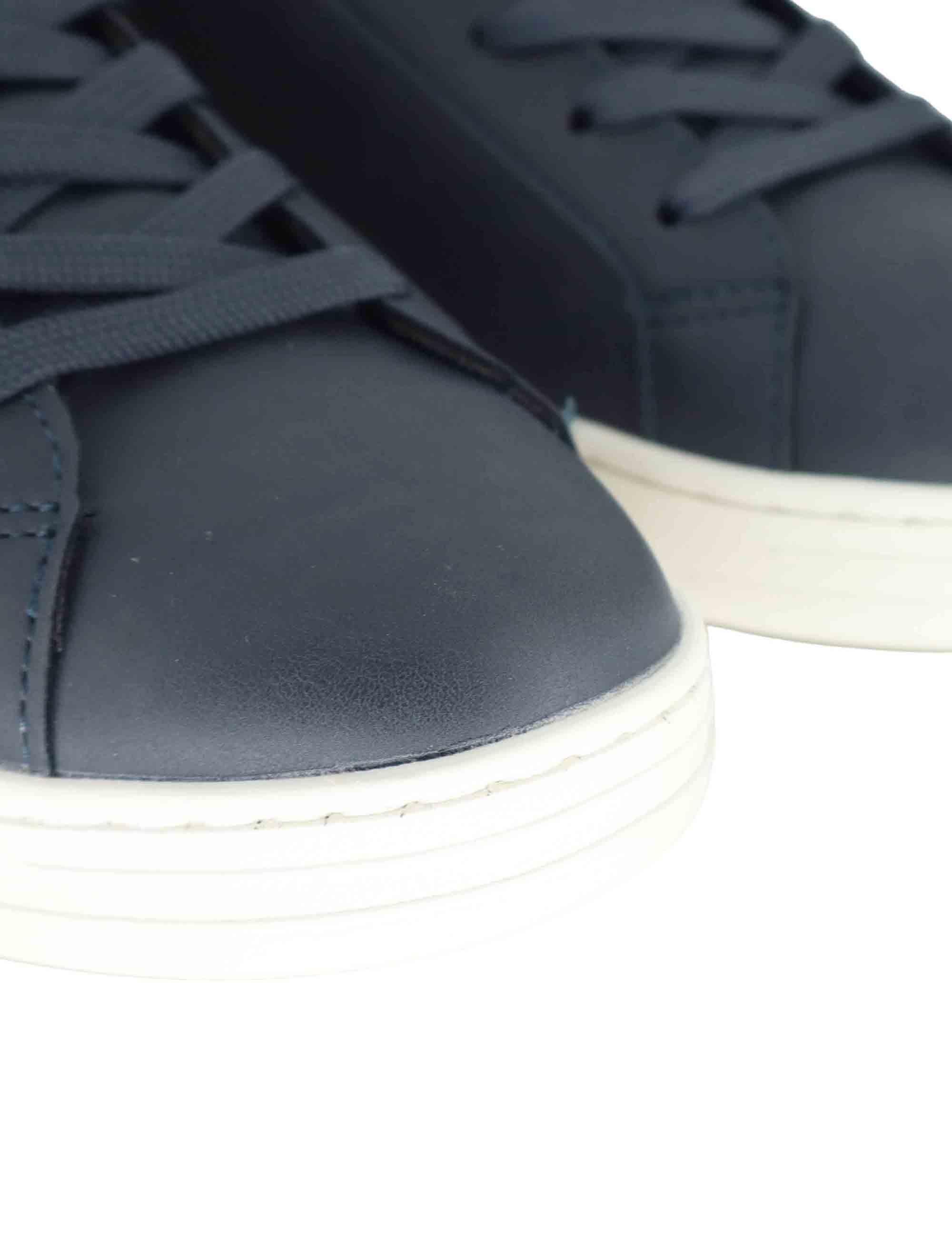 Sneakers uomo in pelle blu con riporti in contrasto e logo laterale KALEB004 116 Lyle & Scott 