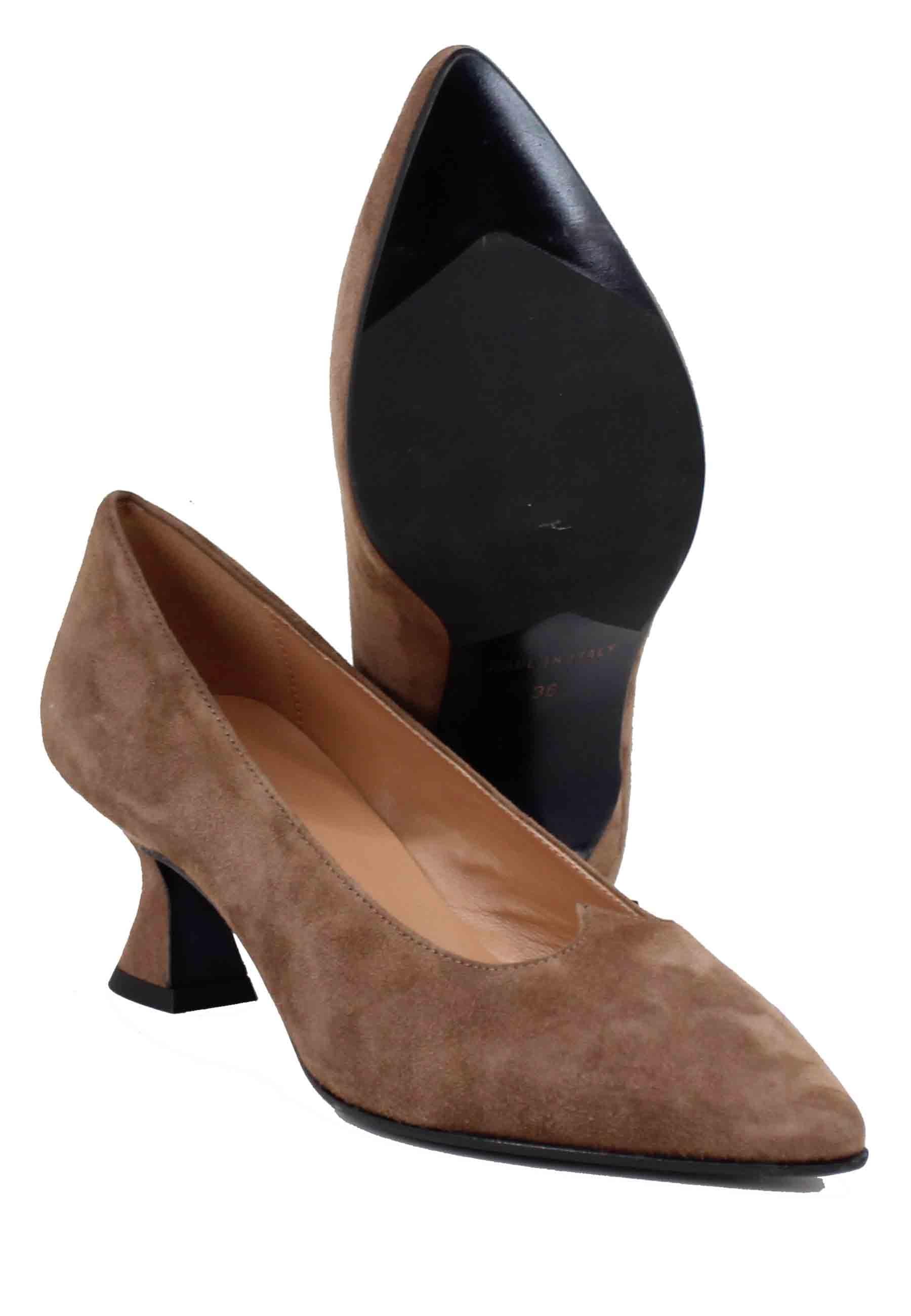 Decollete donna in camoscio taupe con scollo a cuore SPK2103 023 Spatarella 