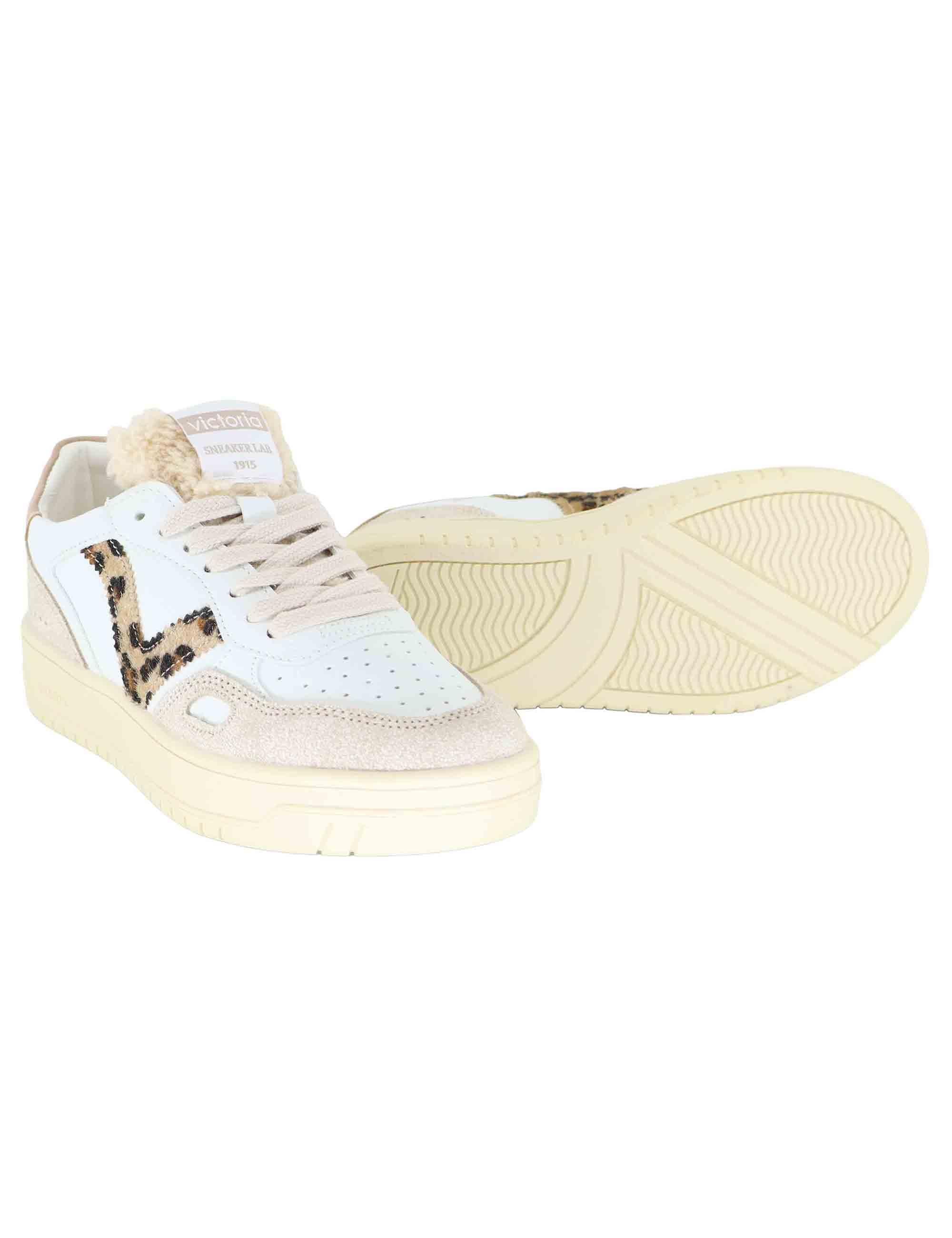 Sneakers donna in pelle bianca con logo animalier 1257124 Camel Victoria 