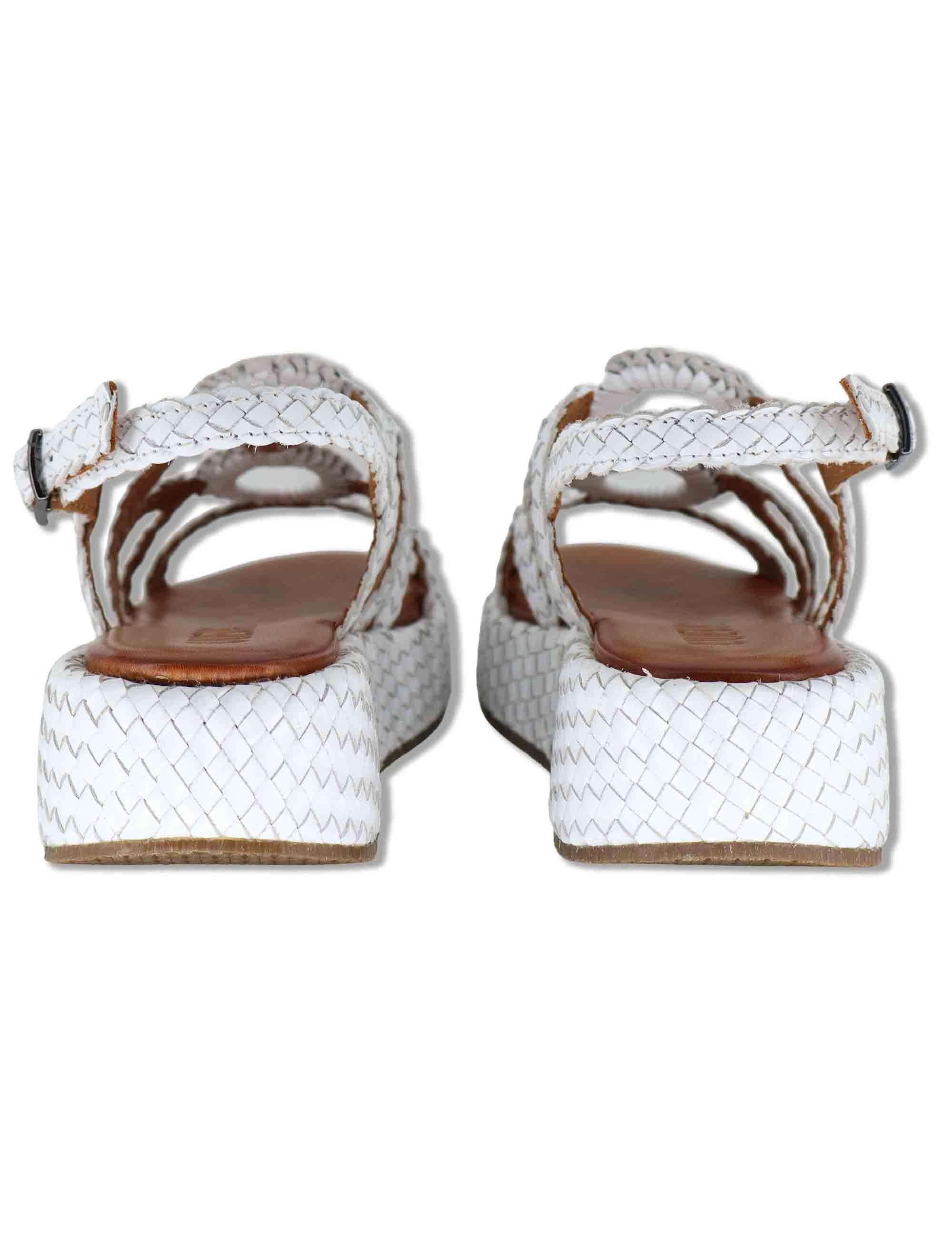 Sandali donna in pelle intrecciata bianca con zeppa e cinturino posteriore WD511R04 500013 Vueva 