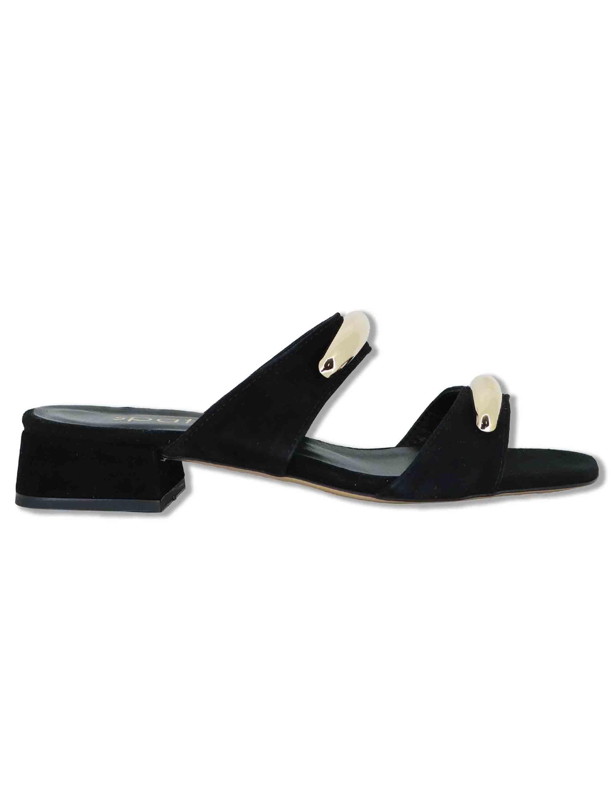 Sandali donna in camoscio nero doppia fascia con accessori e tacco basso SP261528 001 Spatarella 