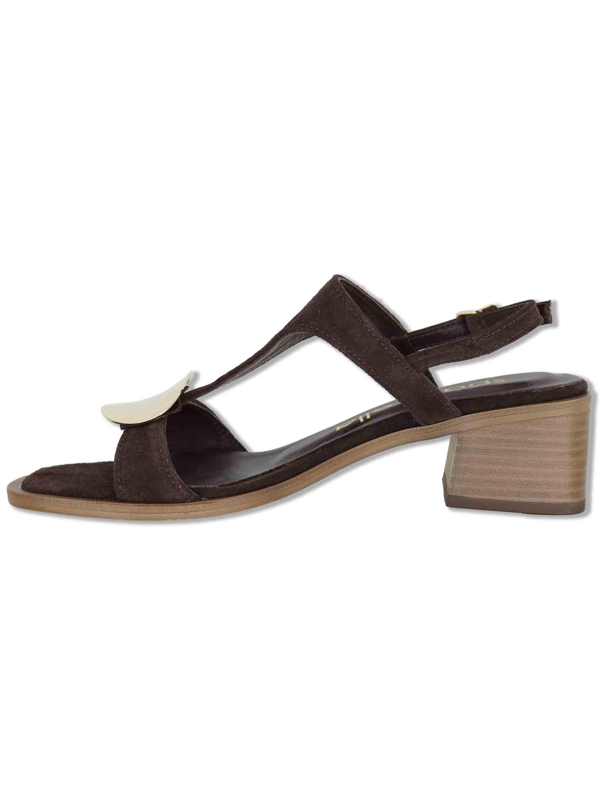 Sandali donna in camoscio marrone con borchia oro cinturino posteriore e tacco medio SP262065 014 Spatarella 