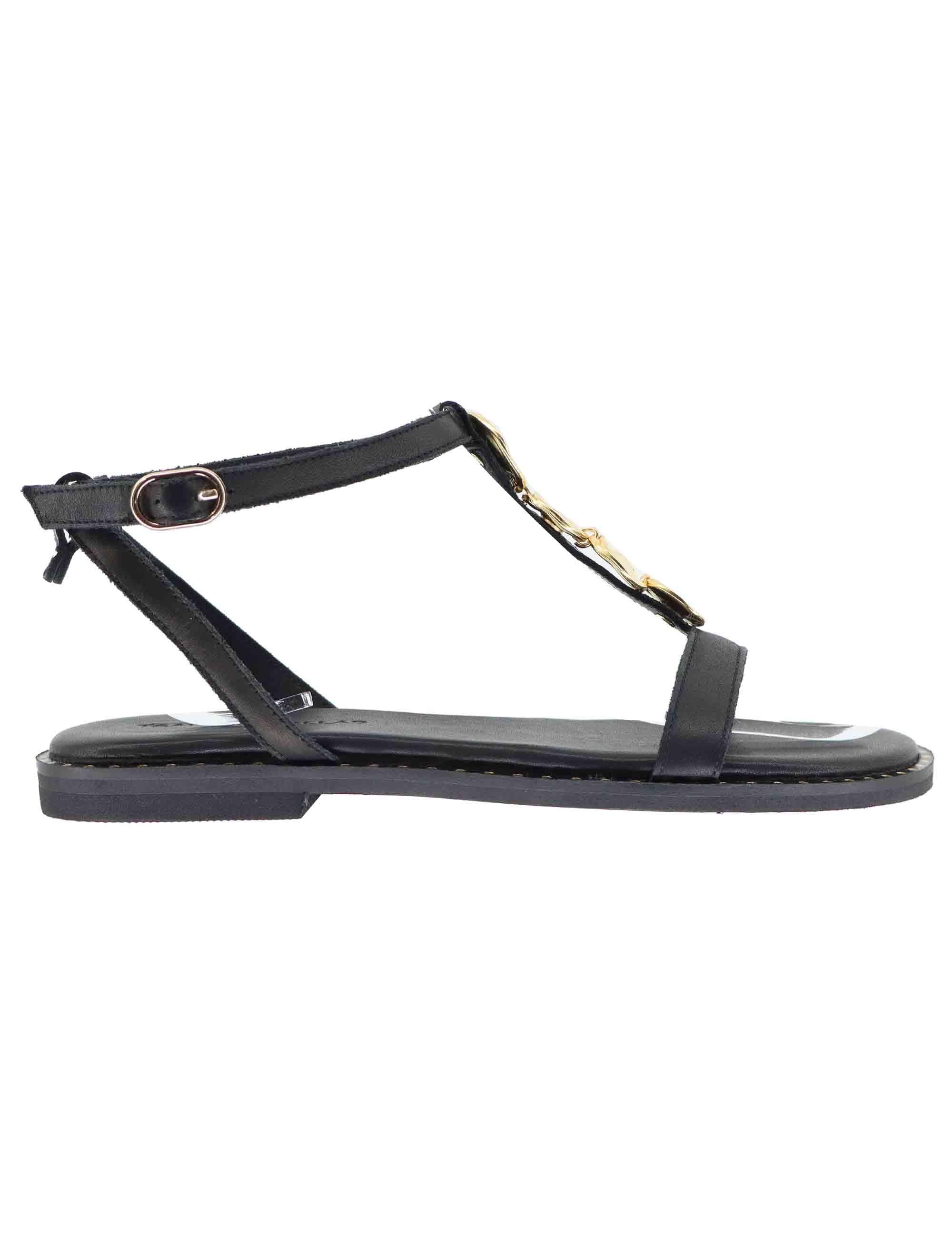 Sandali flat donna in pelle nera con medaglie oro U41005821002 582 Tsakiris Mallas 