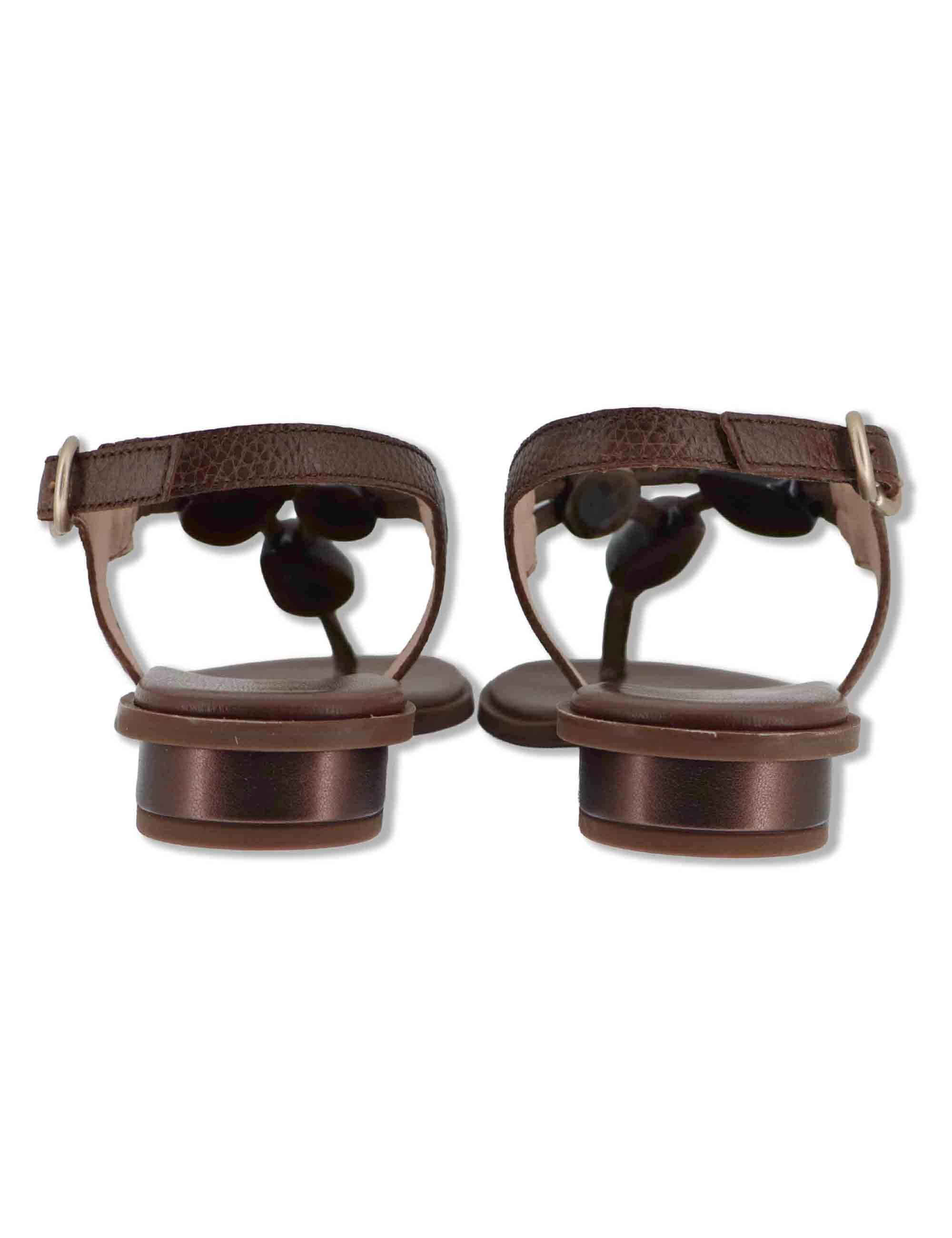 Sandali flat infradito donna in pelle cuoio con pietre e cinturino alla caviglia HV264785 AVELLANA Hispanitas 