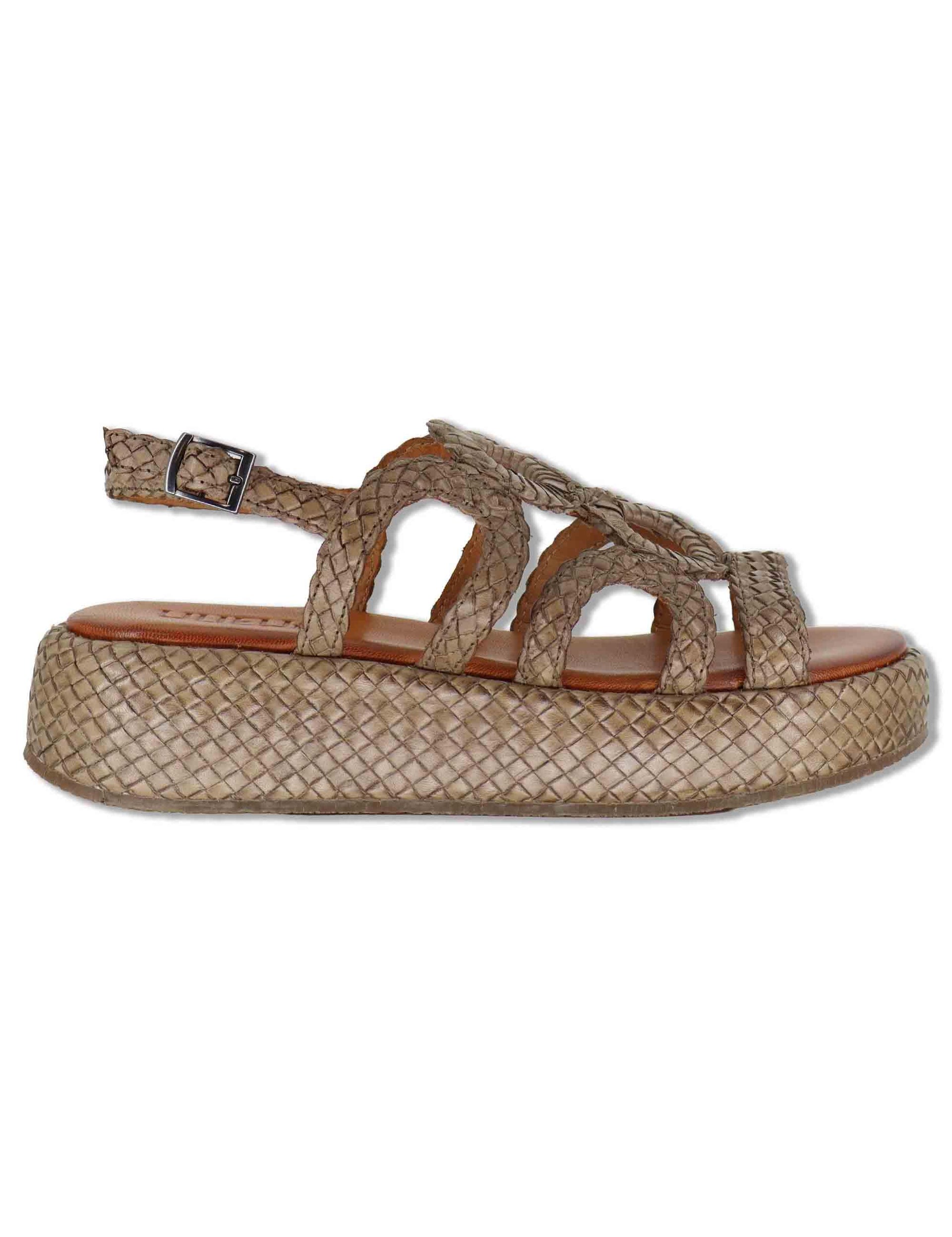 Sandali donna in pelle intrecciata taupe con zeppa e cinturino posteriore WD511R04 500021 Vueva 