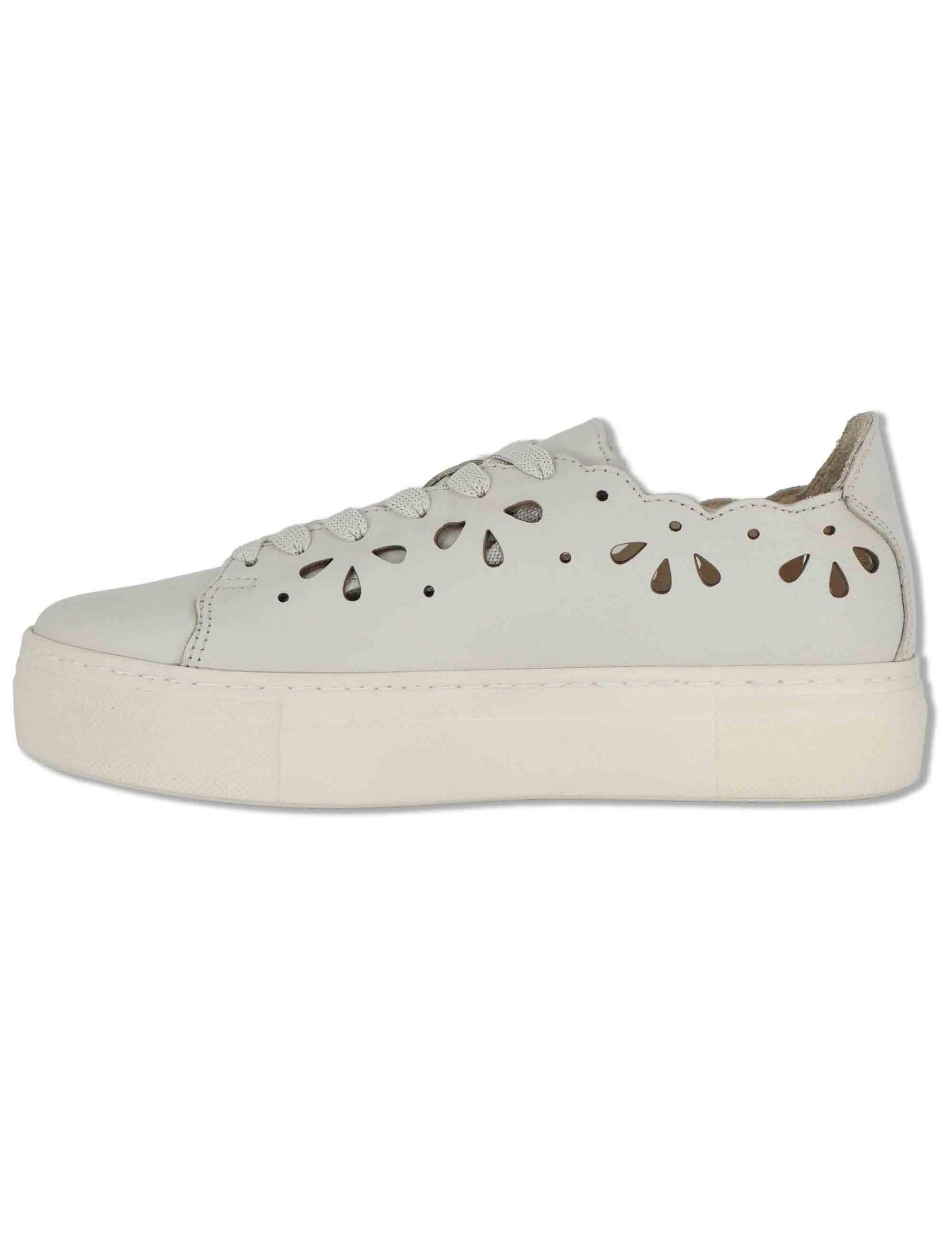 Sneakers donna in pelle beige forate con suola alta in gomma SP600021 016 Spatarella 
