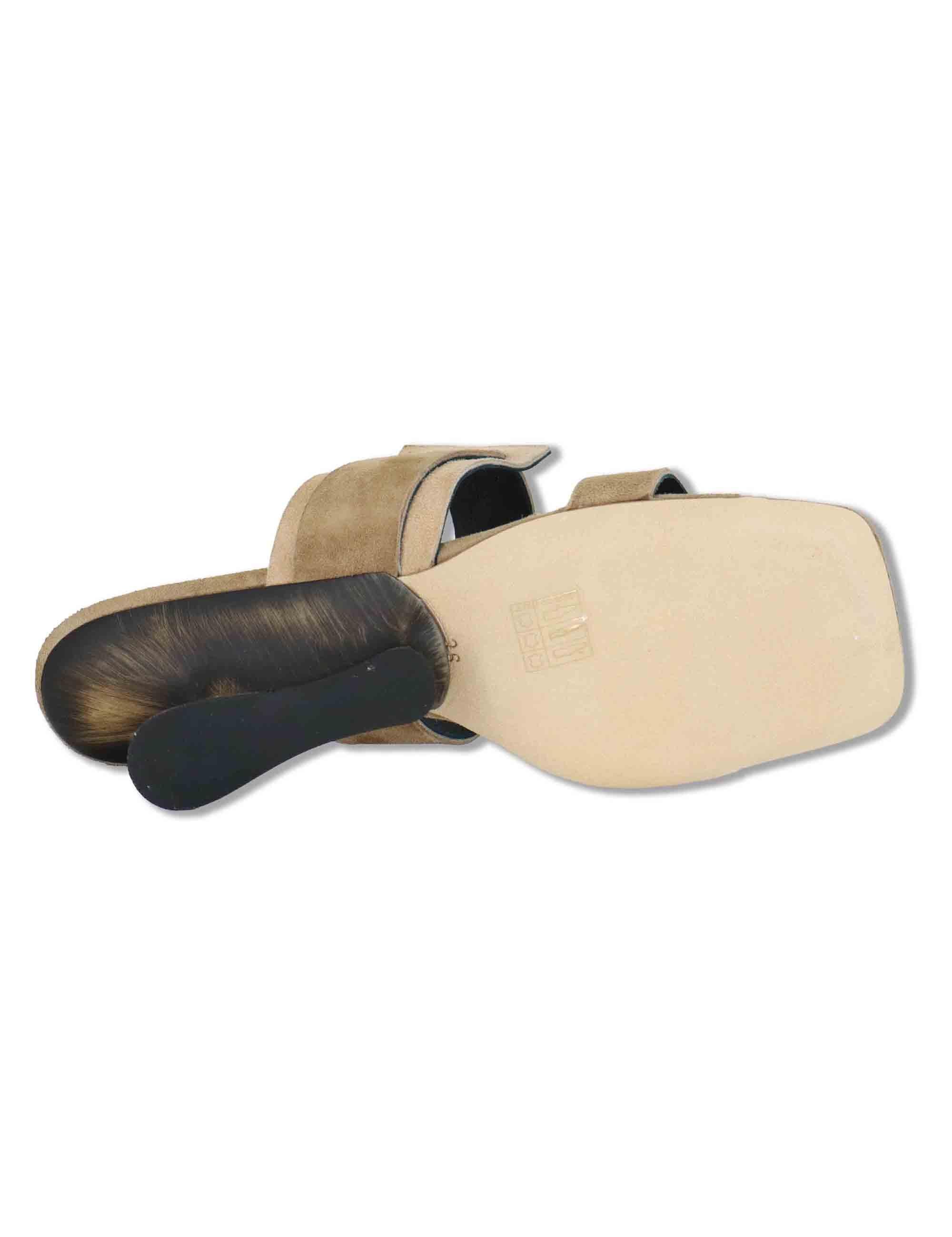 Sandali donna in camoscio taupe con doppia fascia e zeppa bassa DS2679/Z 032 L'Arianna 