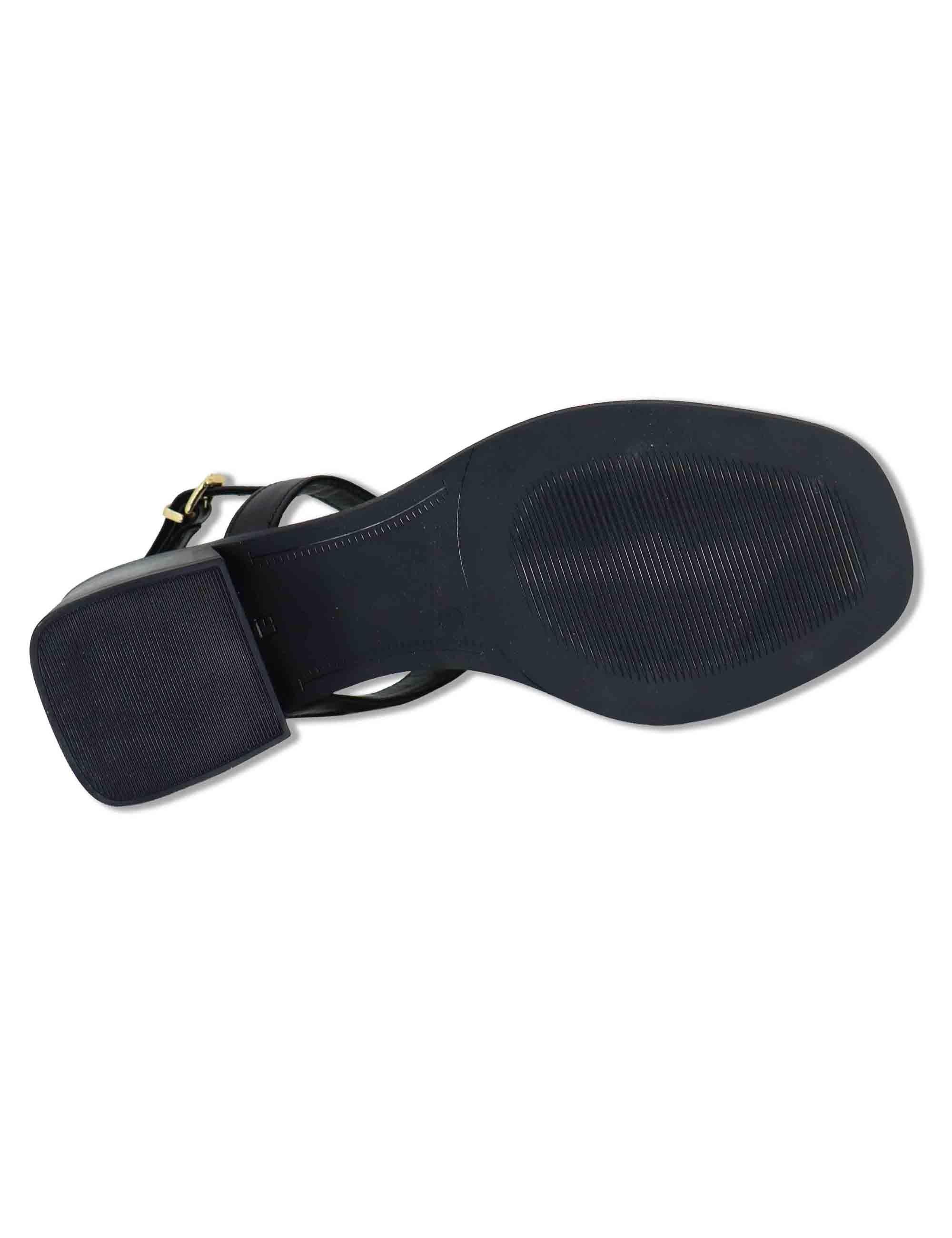 Sandali donna in pelle nera con borchia oro cinturino posteriore e tacco medio SP262065 001 Spatarella 