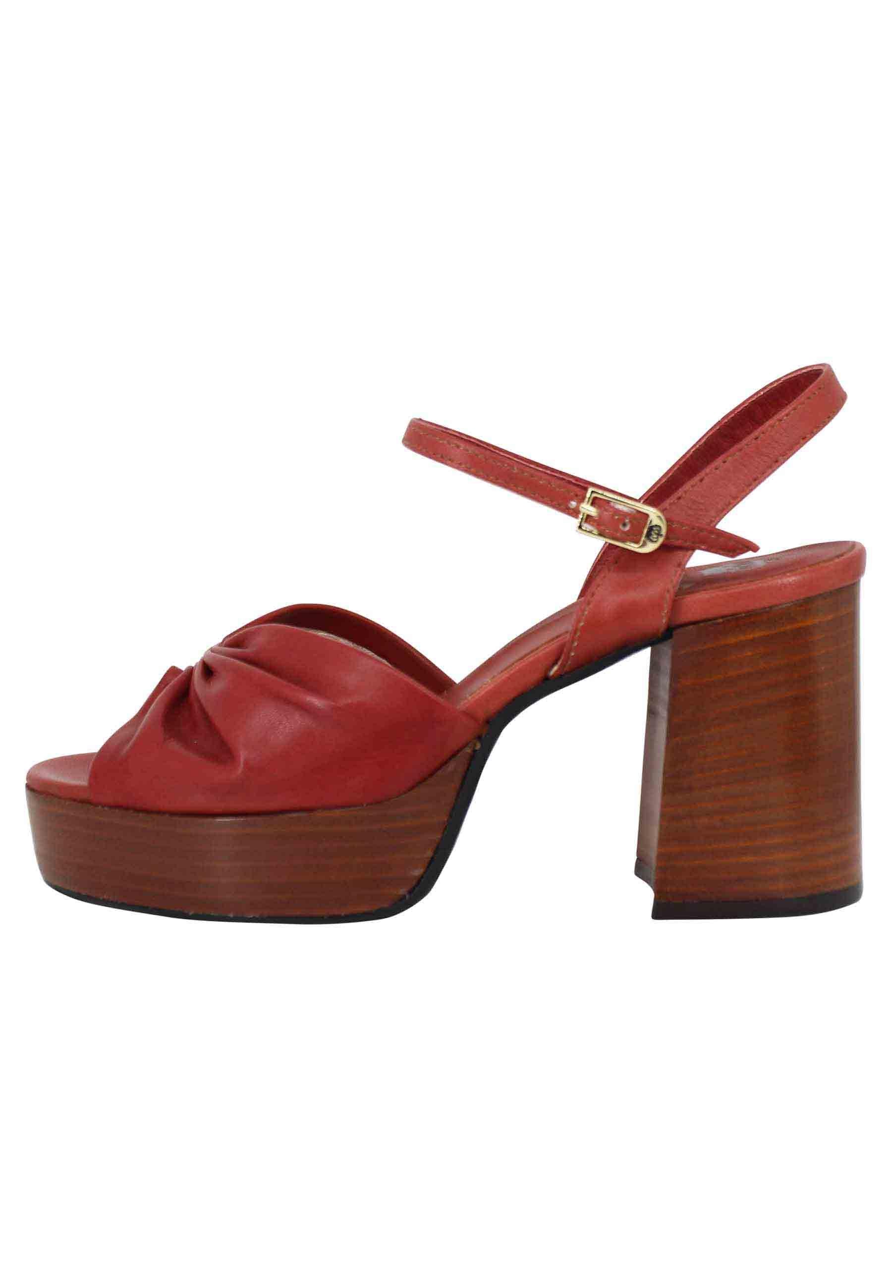 Sandali donna in pelle mattone con tacco e plateau in cuoio DS1648 034 L'Arianna 