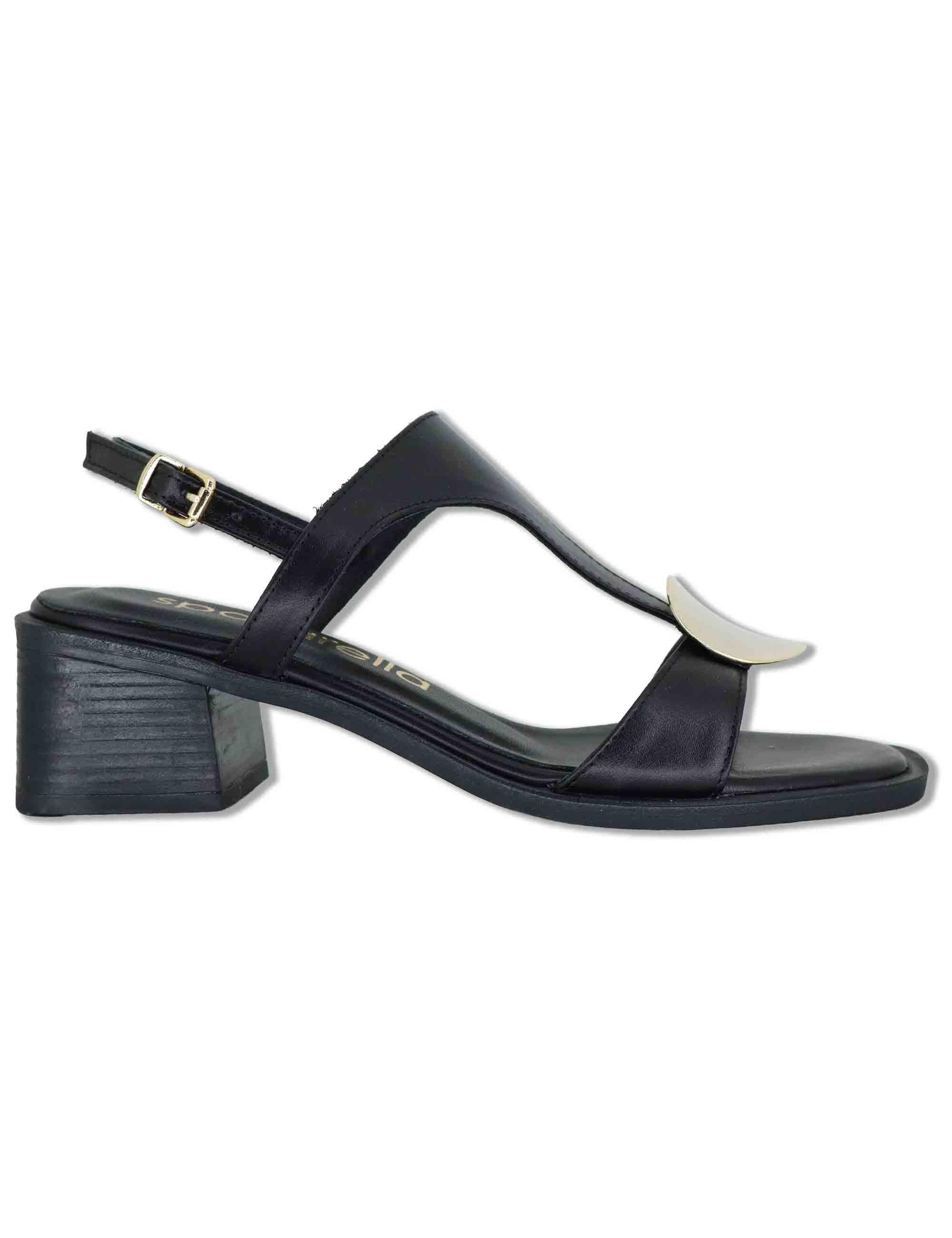 Sandali donna in pelle nera con borchia oro cinturino posteriore e tacco medio SP262065 001 Spatarella 