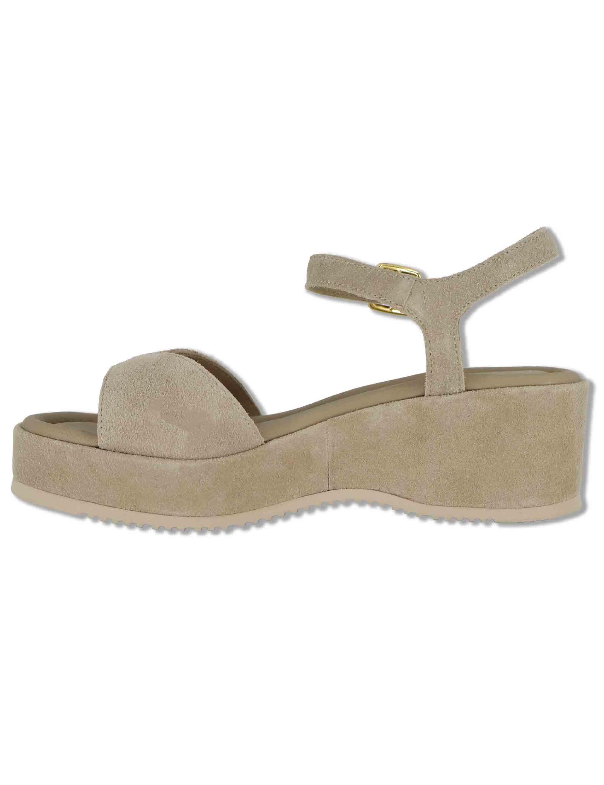 Sandali donna in camoscio beige con cinturino alla caviglia e zeppa media KEDAR BS BARLEY Unisa 