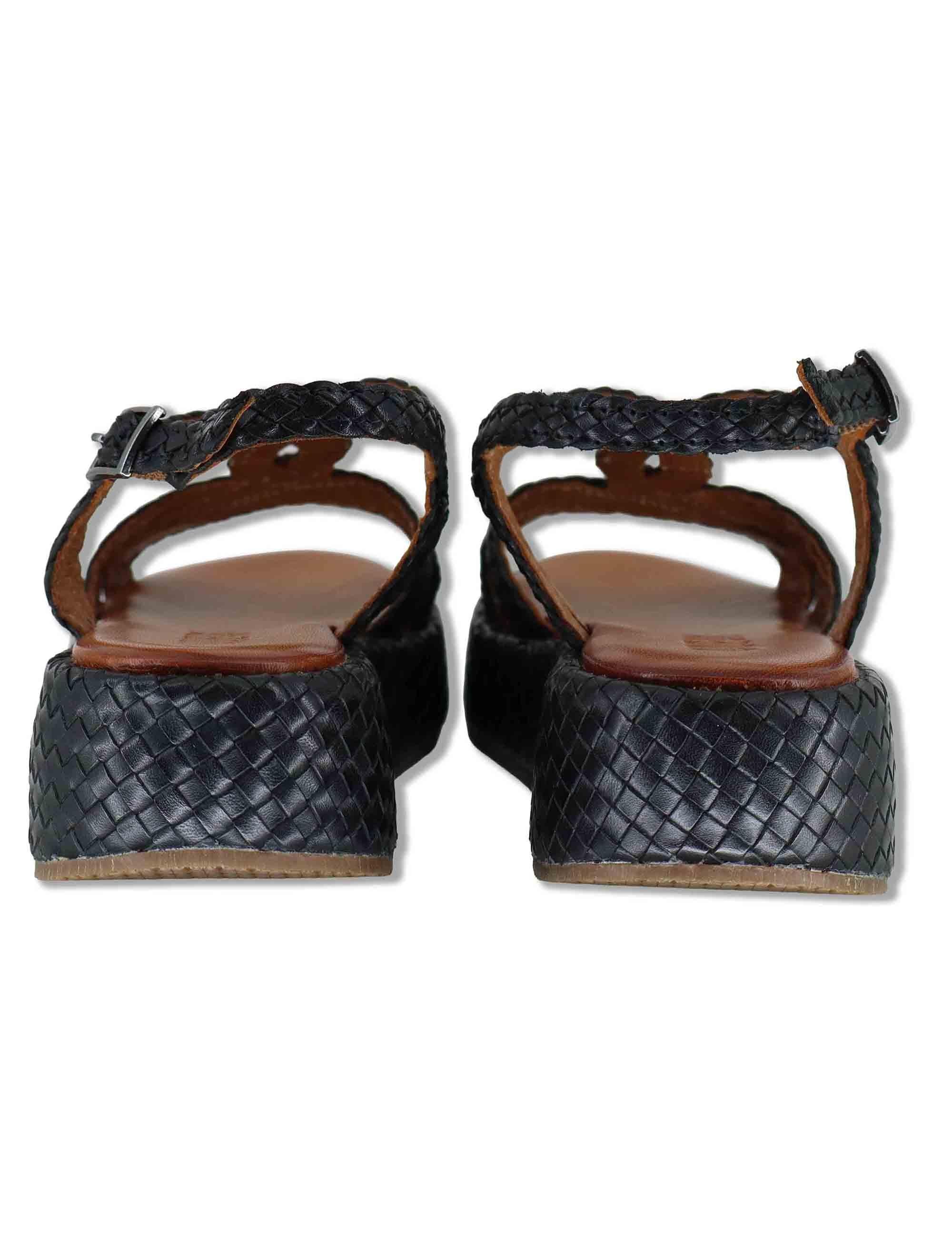 Sandali donna in pelle intrecciata nera con cinturino e zeppa media WD511R03 500007 Vueva 