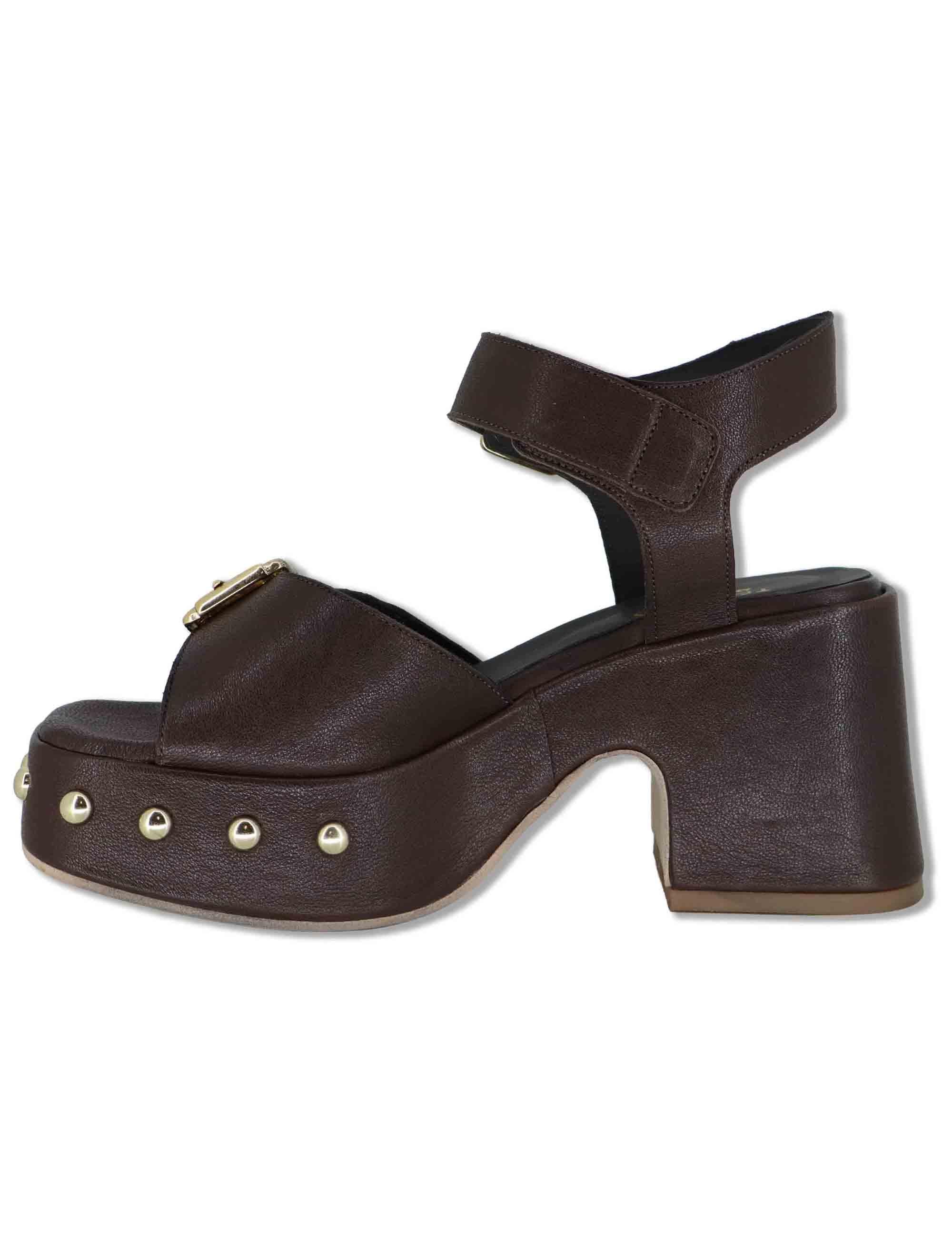 Sandali donna in pelle marrone con cinturino e zeppa alta con borchie e fibbie HILTON24100 014 Tattoo 