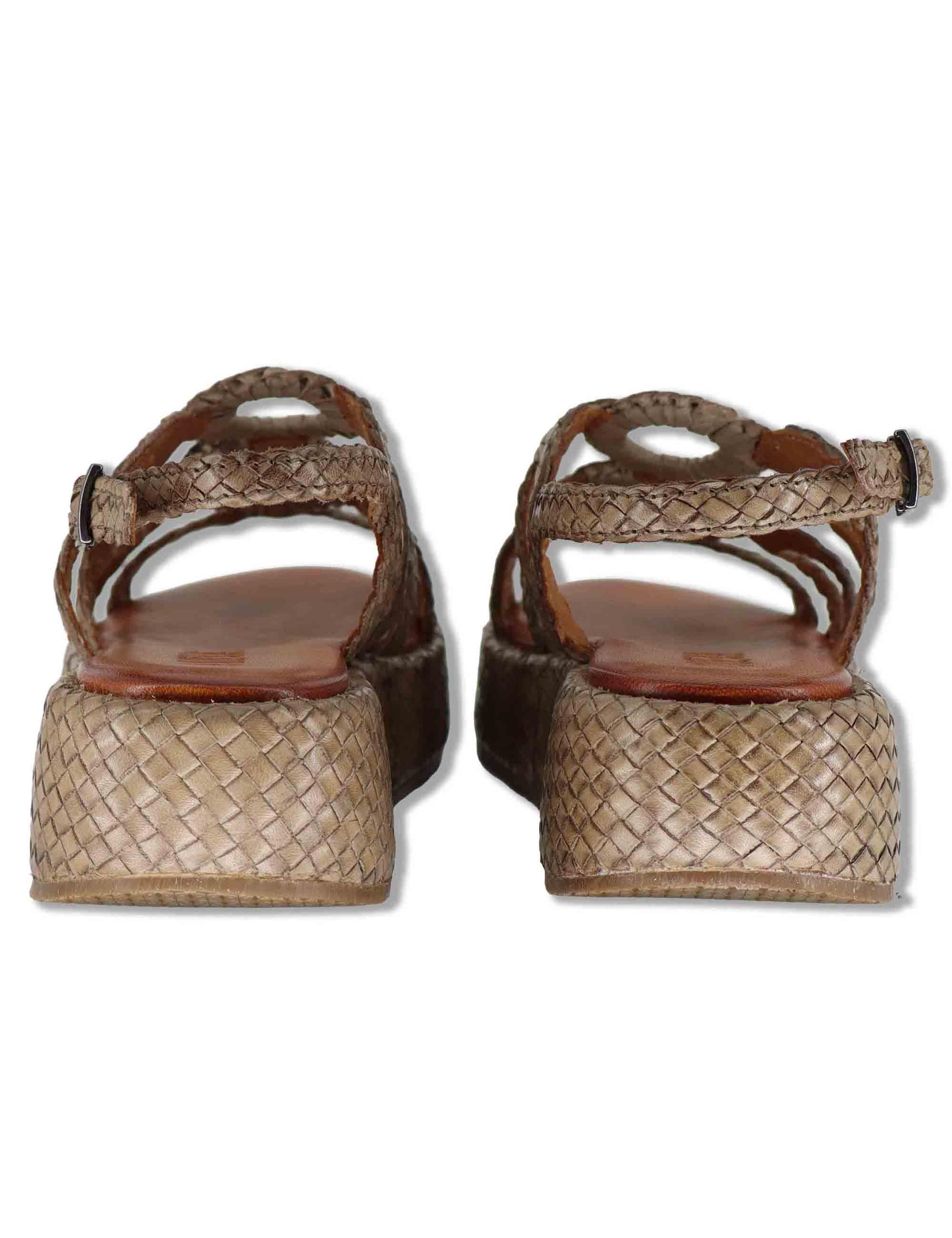 Sandali donna in pelle intrecciata taupe con zeppa e cinturino posteriore WD511R04 500021 Vueva 