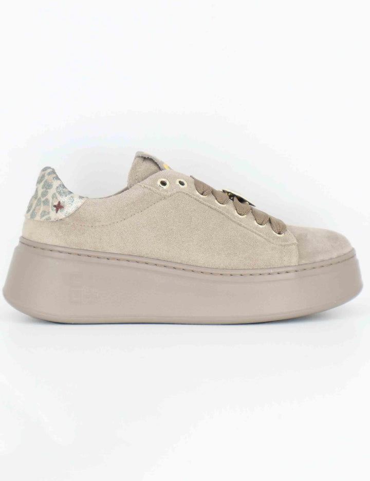 Sneakers donna in camoscio tauope con charms e suola alta in gomma. PIA 430A Gio + 