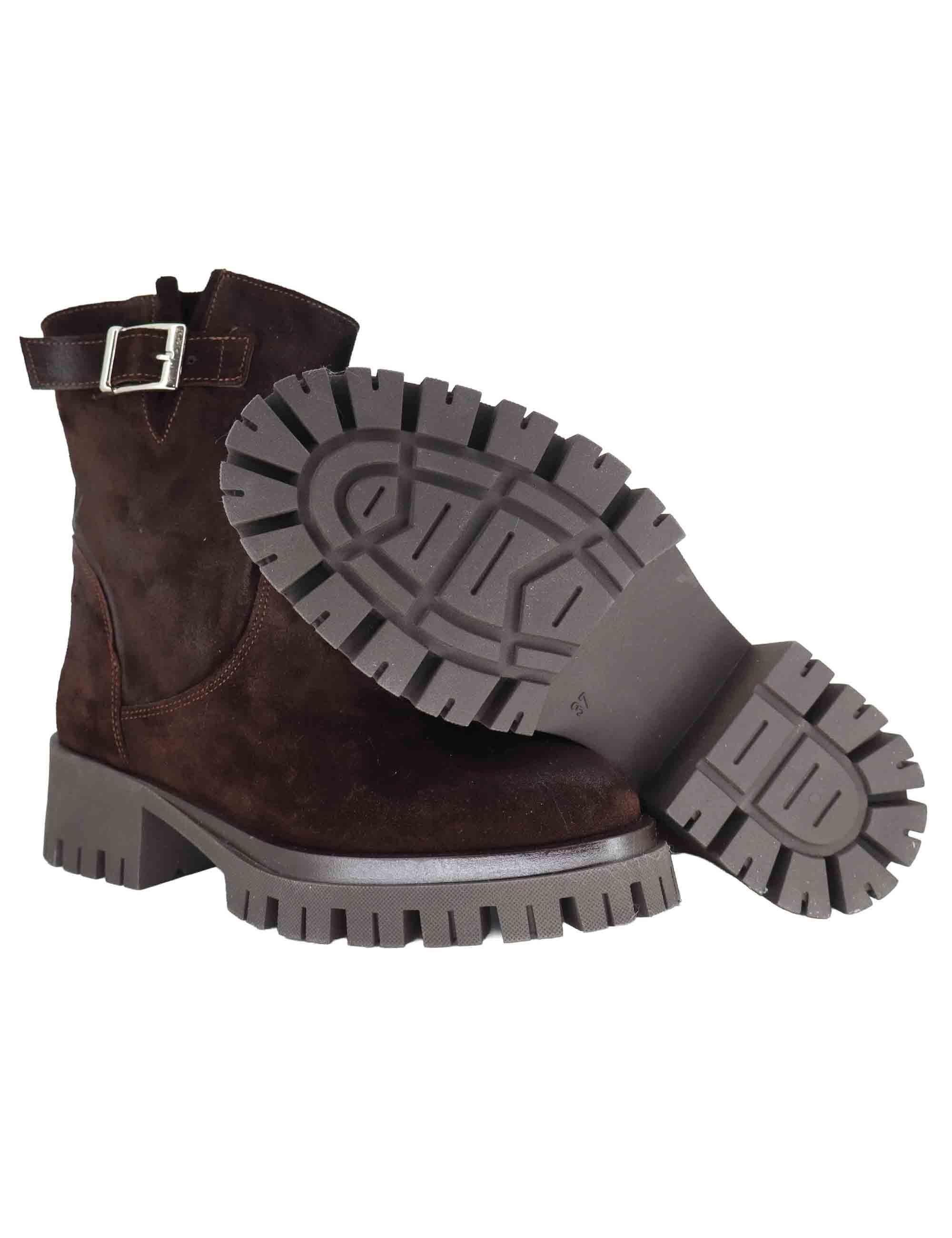 Stivaletti donna in camoscio marrone con fibbietta laterale e tacco basso SP33 014 Spatarella 