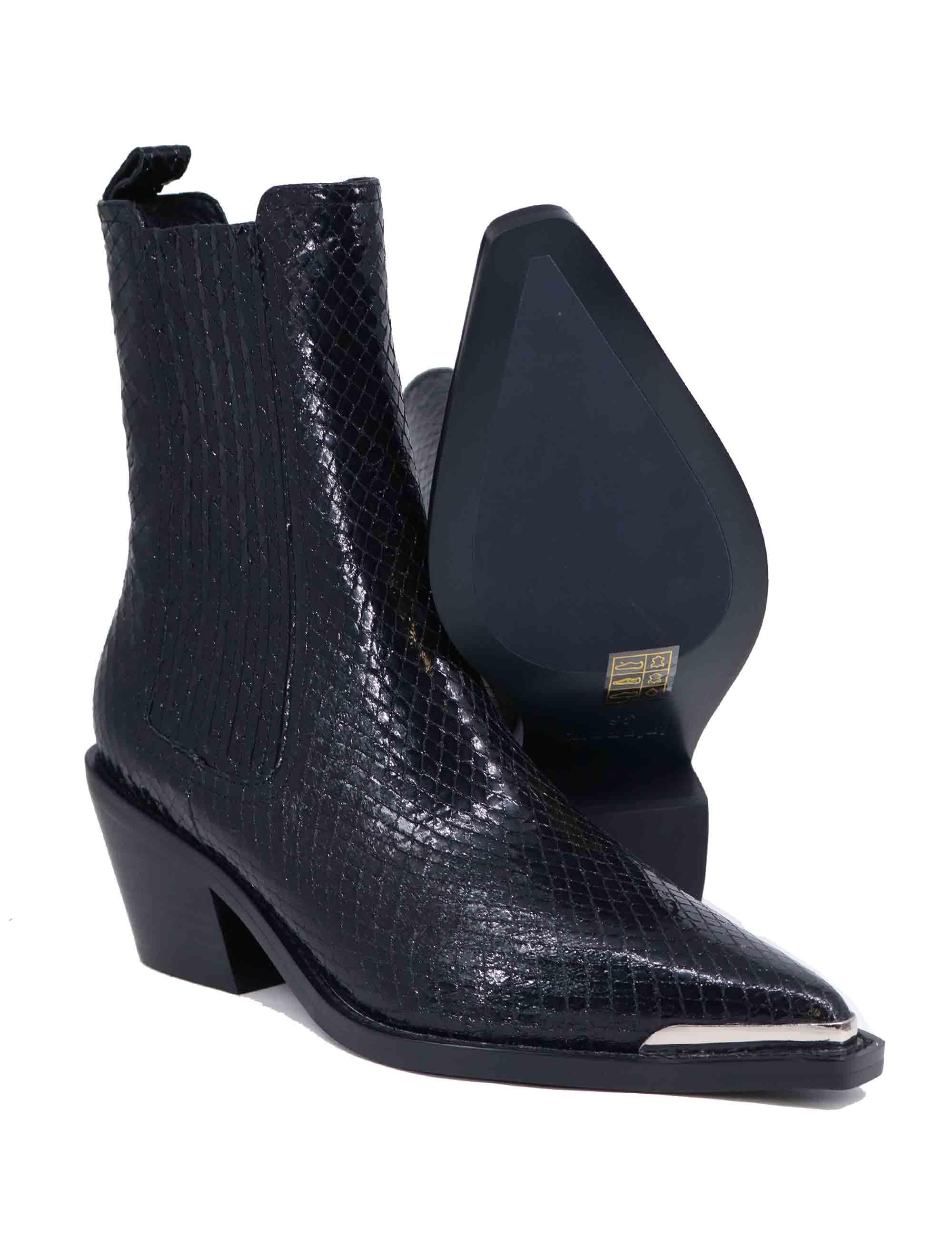 Texani donna in pelle stampata nera con puntale argento 185T49BK 03 Lola Cruz 