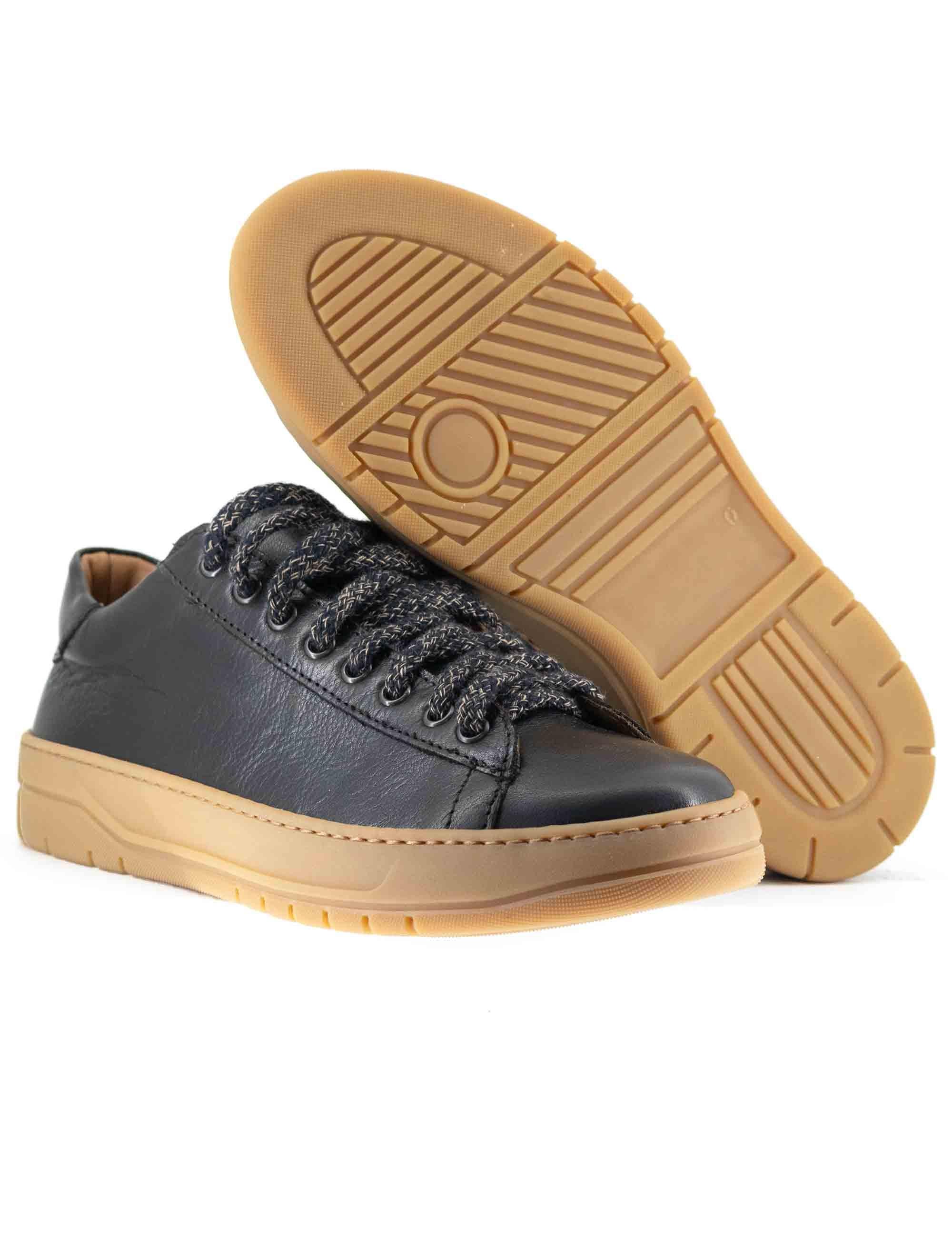 Sneakers uomo in pelle nera con suola in gomma cucita ambra SP0622 001 Spatarella 