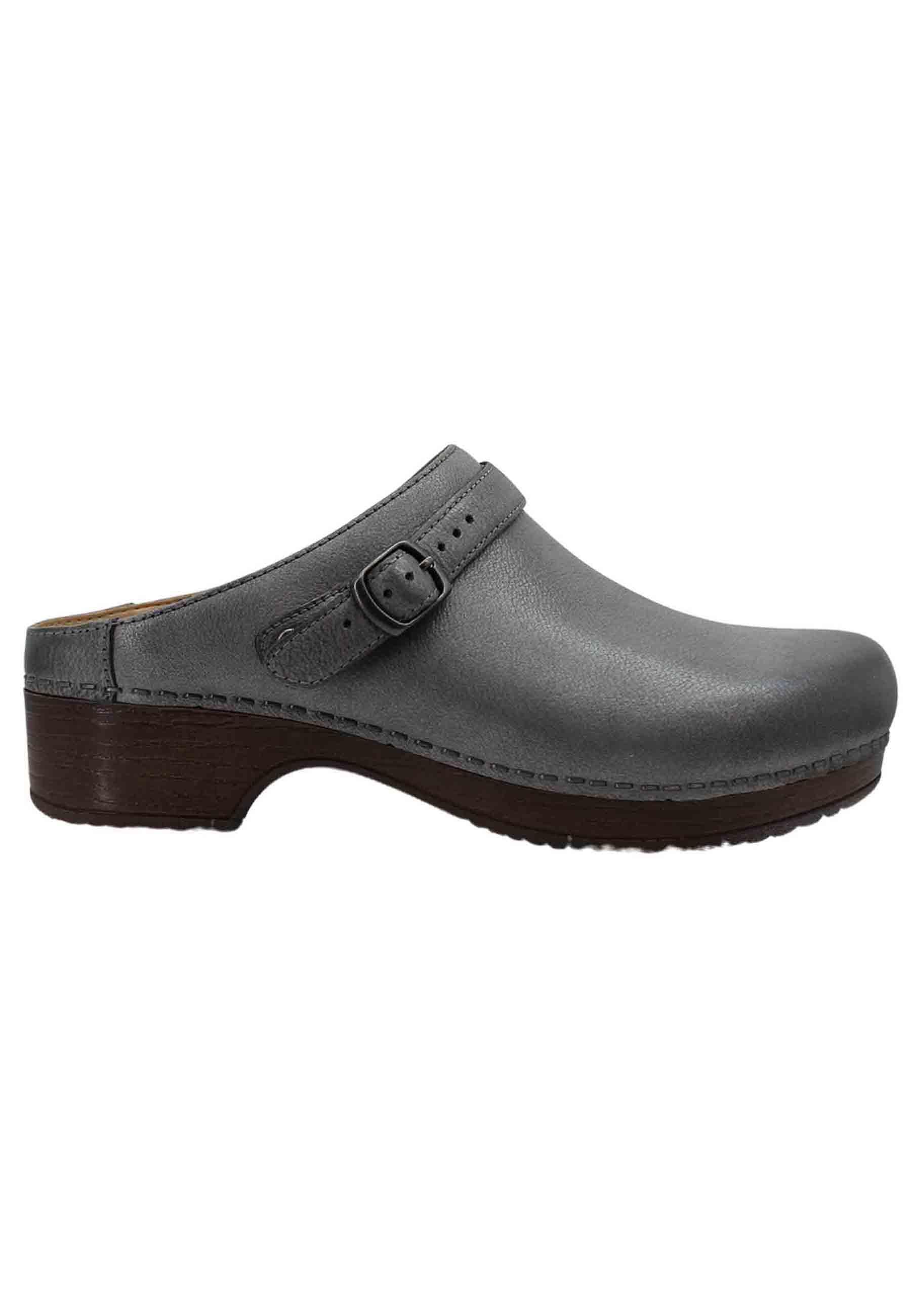 Mule donna in pelle laminata grigia con fibbietta laterale e sottopiede imbottito BERRY 9421-801600 Dansko 