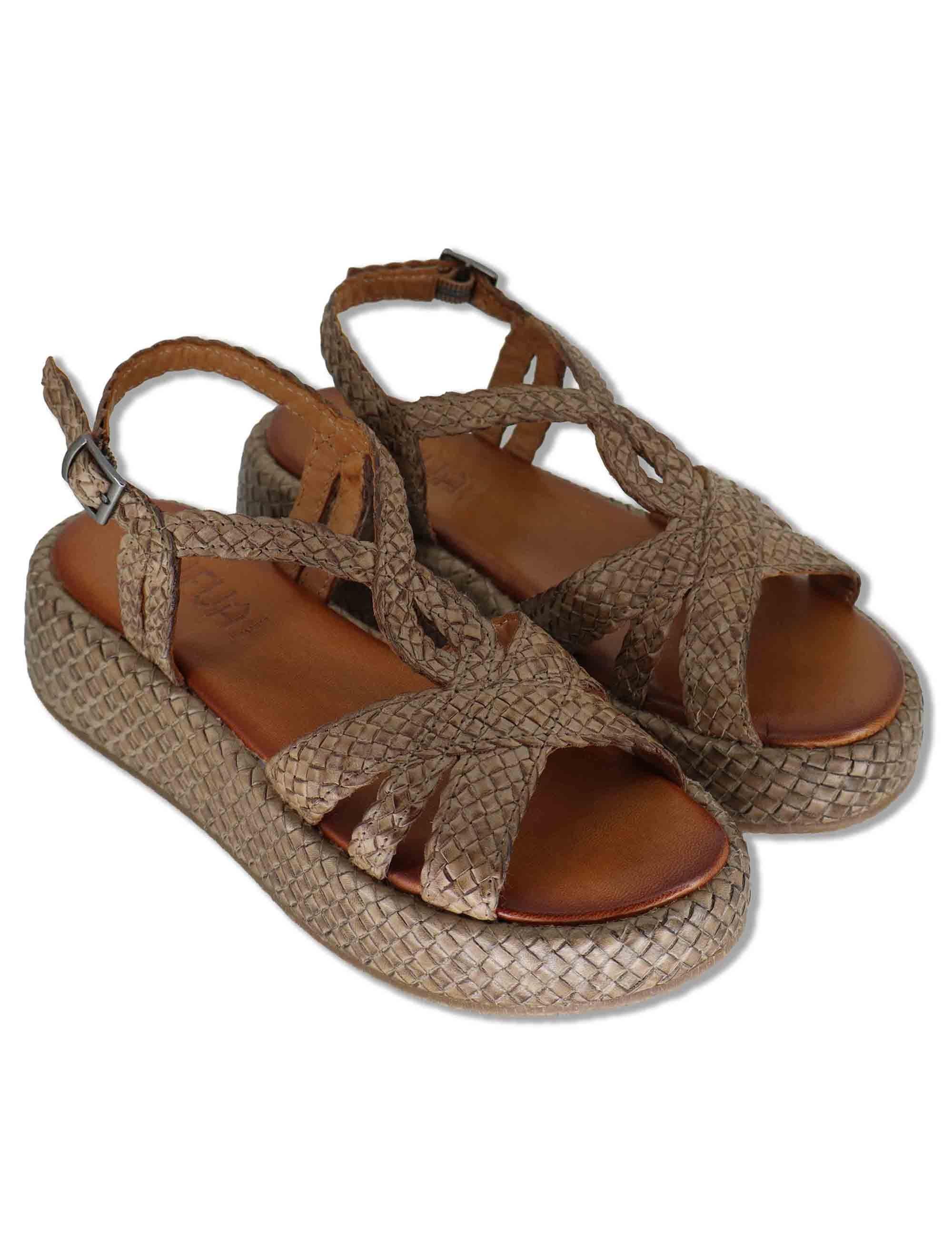 Sandali donna in pelle intrecciata taupe con cinturino e zeppa media WD511R03 500021 Vueva 
