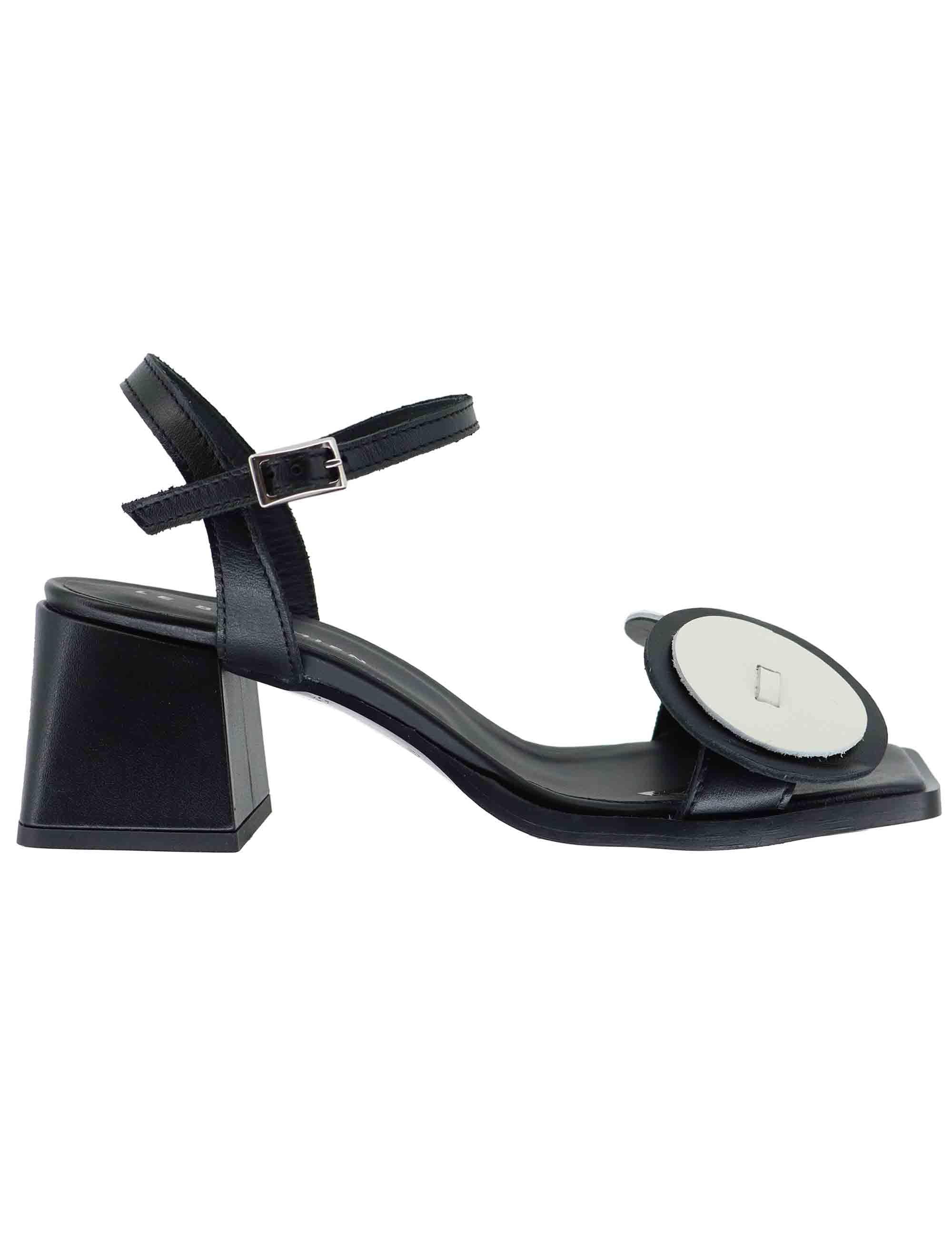 Sandali donna in pelle nera con accessorio T5007 1 Le Bohemien 