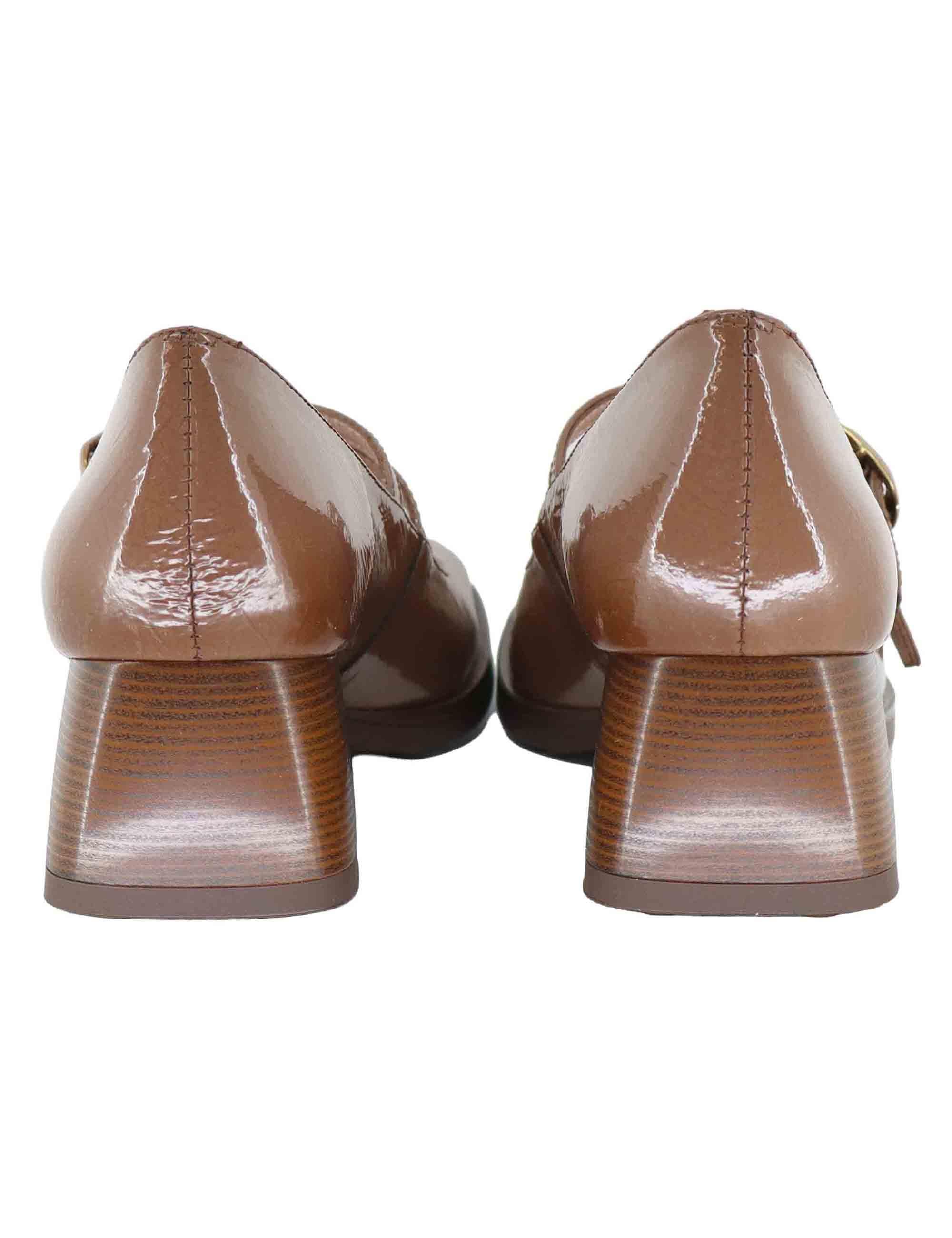 Decollete donna in pelle marrone con cinturini e tacco basso HI254381 C005 Hispanitas 