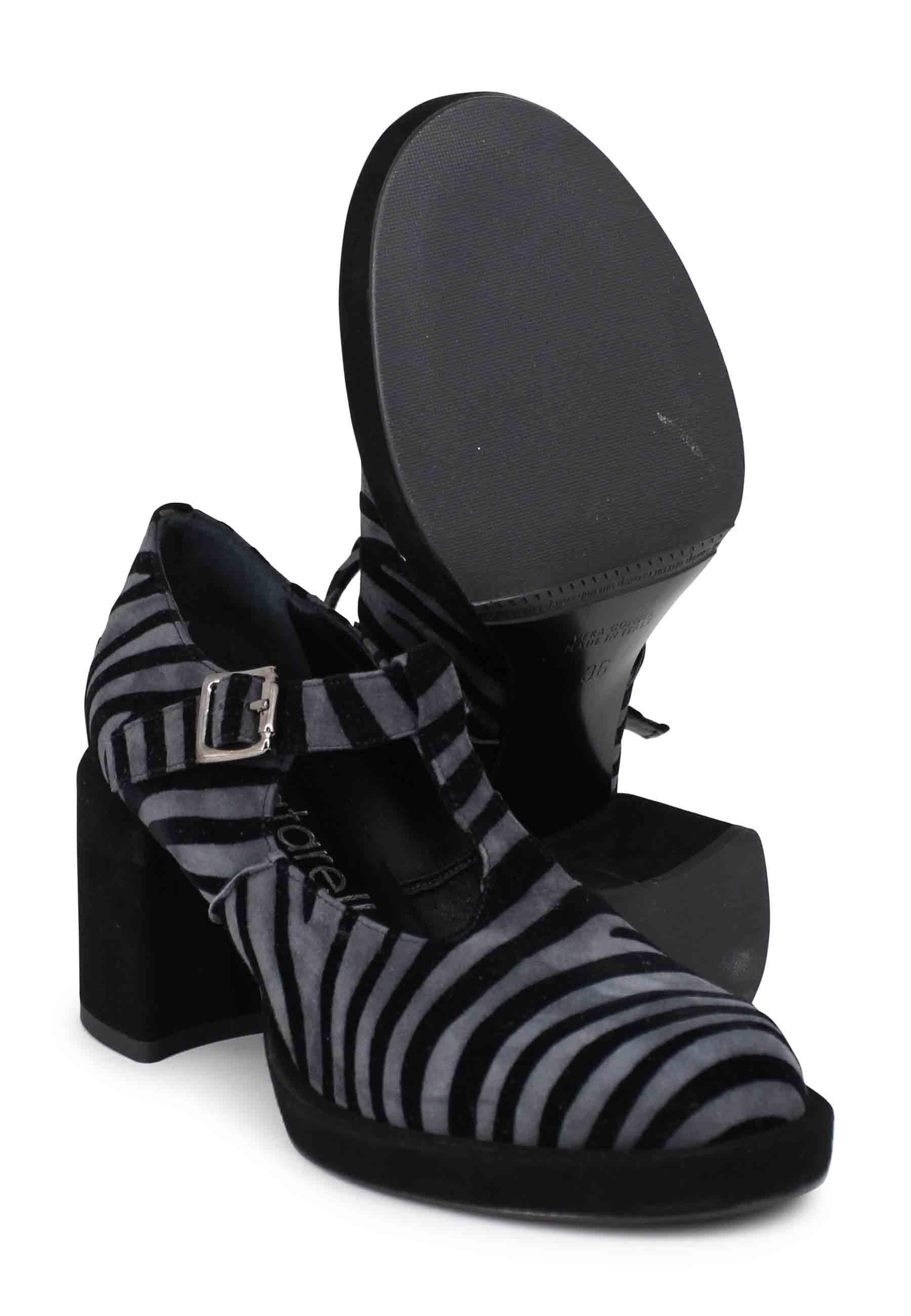 Decollete donna in camoscio nero e grigio con tacco e plateau SP769 501 Spatarella 