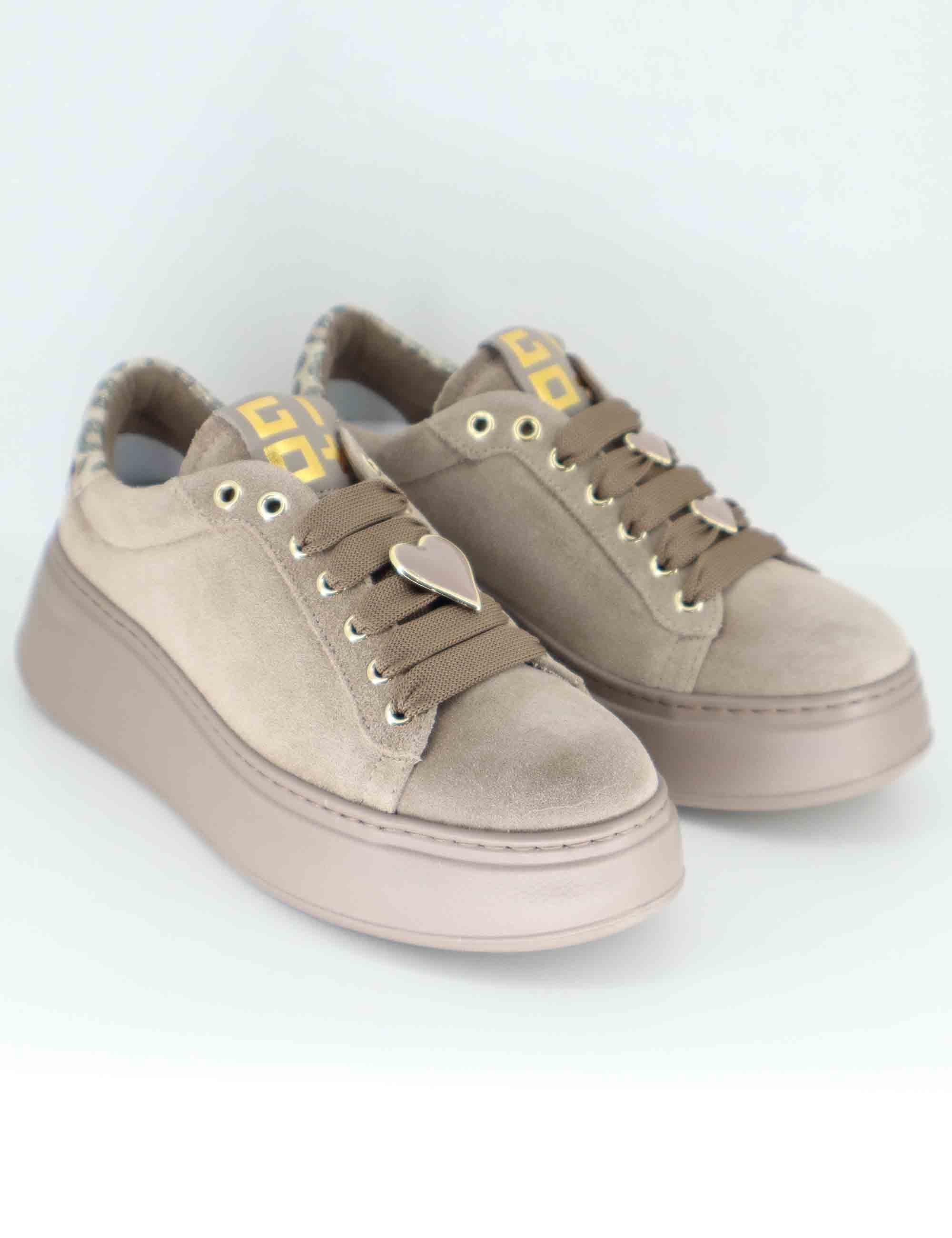 Sneakers donna in camoscio tauope con charms e suola alta in gomma. PIA 430A Gio + 