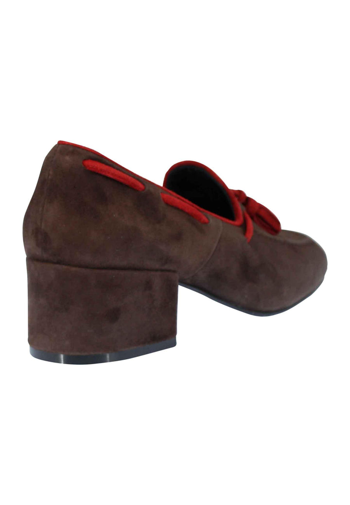 Mocassini donna in camoscio marrone con nappine in contrasto punta tonda SR573 013 Spatarella 